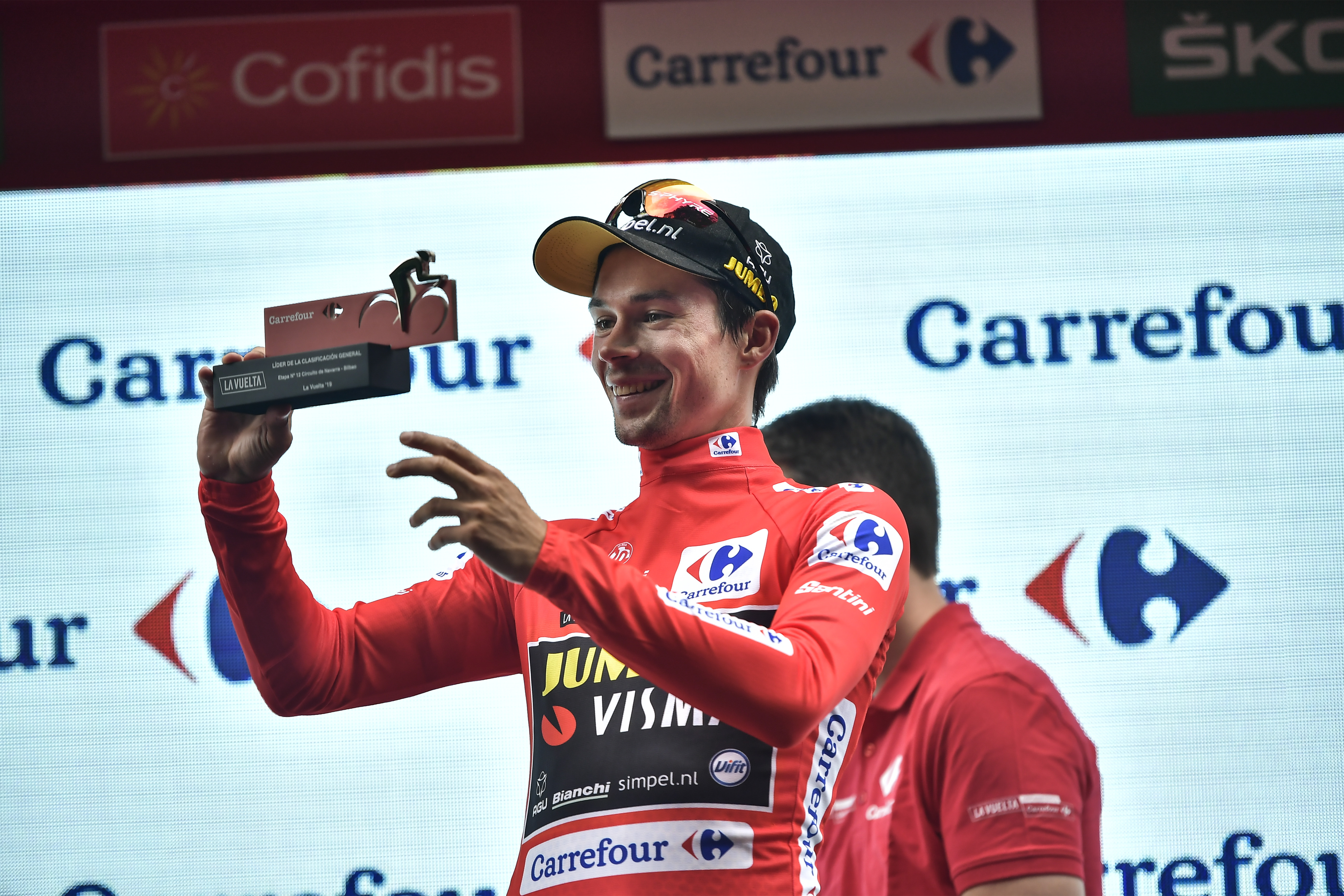 Slovinský cyklista Primož Roglič z tímu Jumbo-Visma pózuje v červenom drese lídra priebežnej klasifikácie pretekov La Vuelta a Espaňa