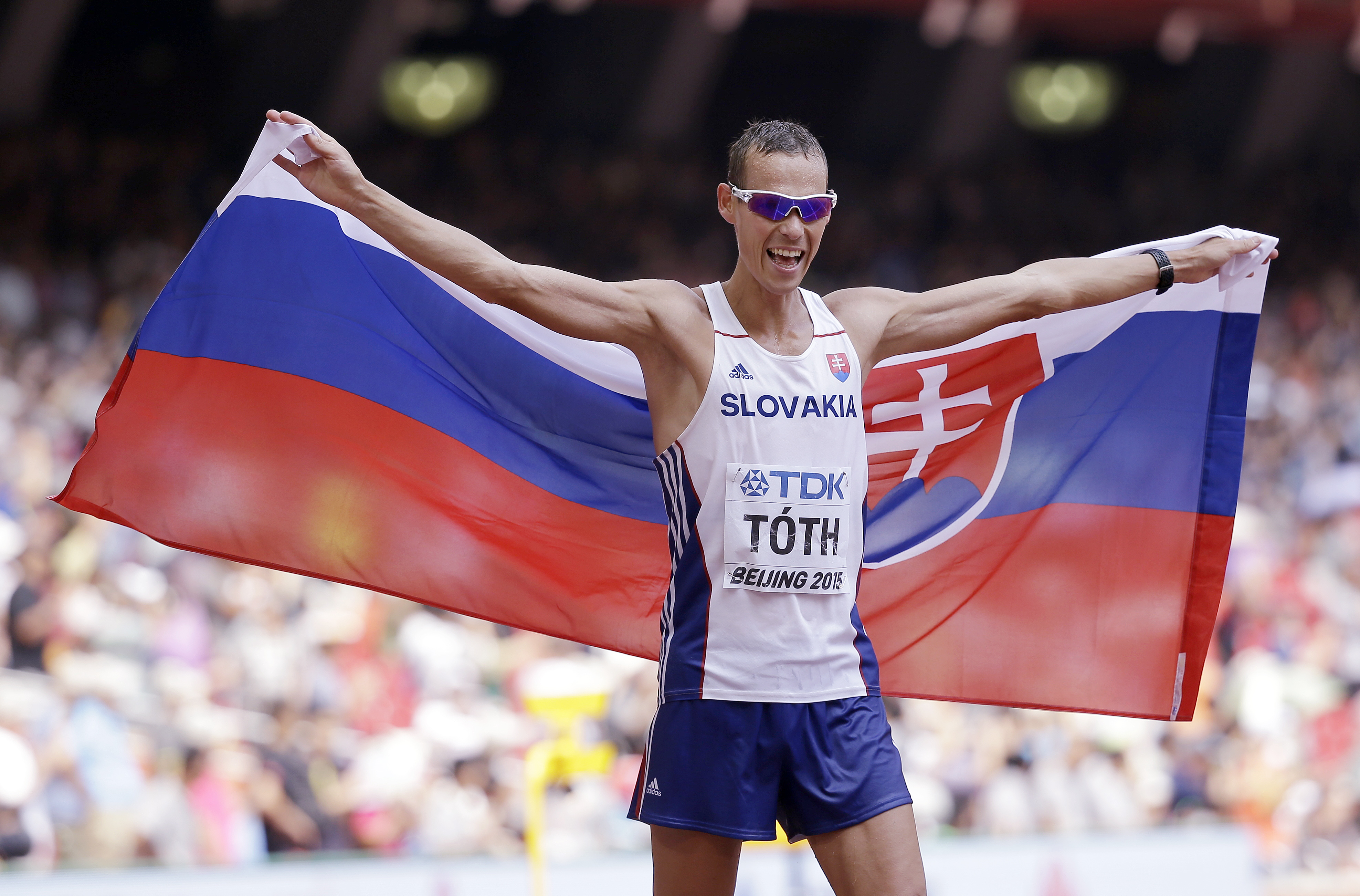 Slovenský atlét Matej Tóth takto oslavoval titul majstra sveta v chôdzi  na 50 km na MS v atletike  v čínskom Pekingu v roku 2015