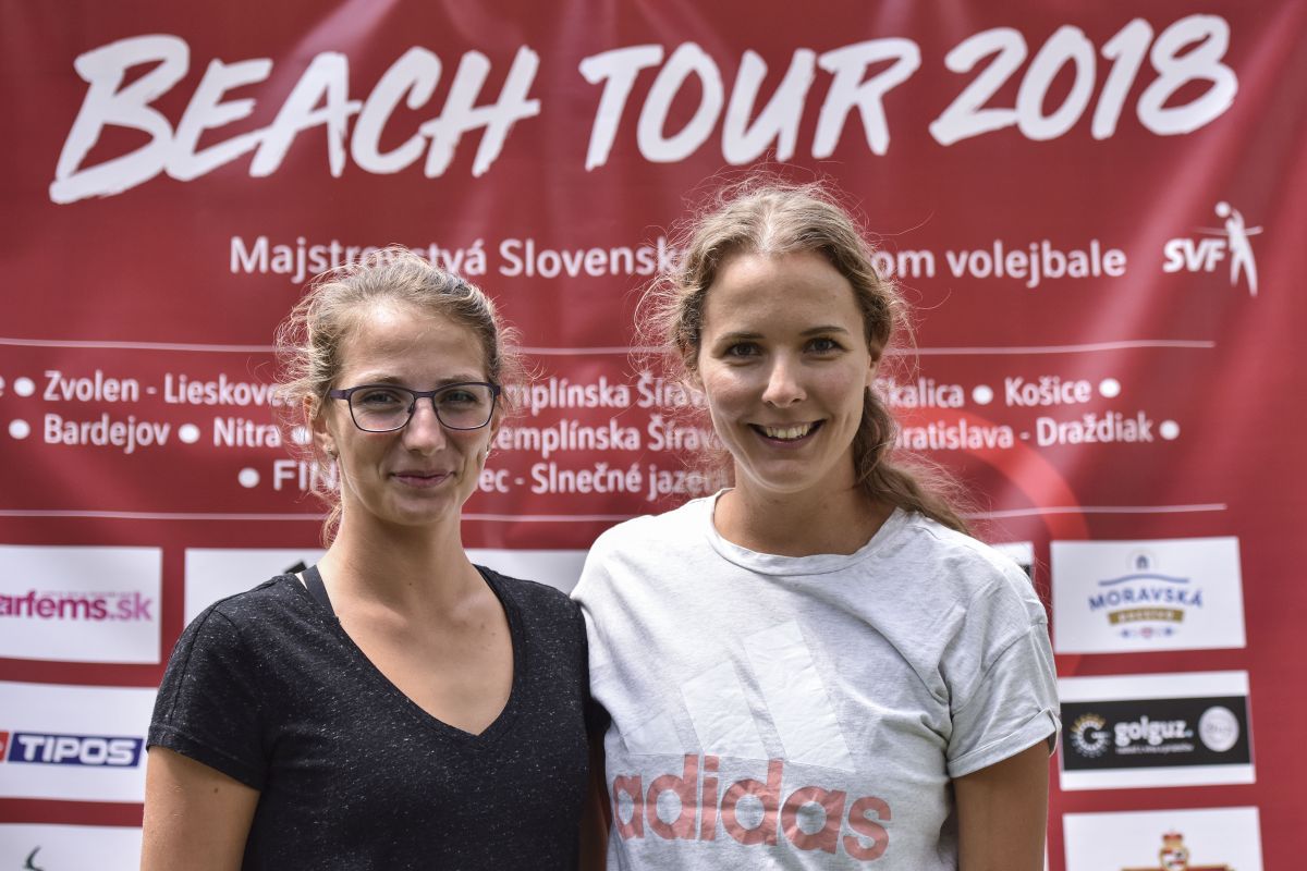 Na snímke slovenské reprezentantky v plážovom volejbale zľava Andrea Štrbová a Natália Dubovcová