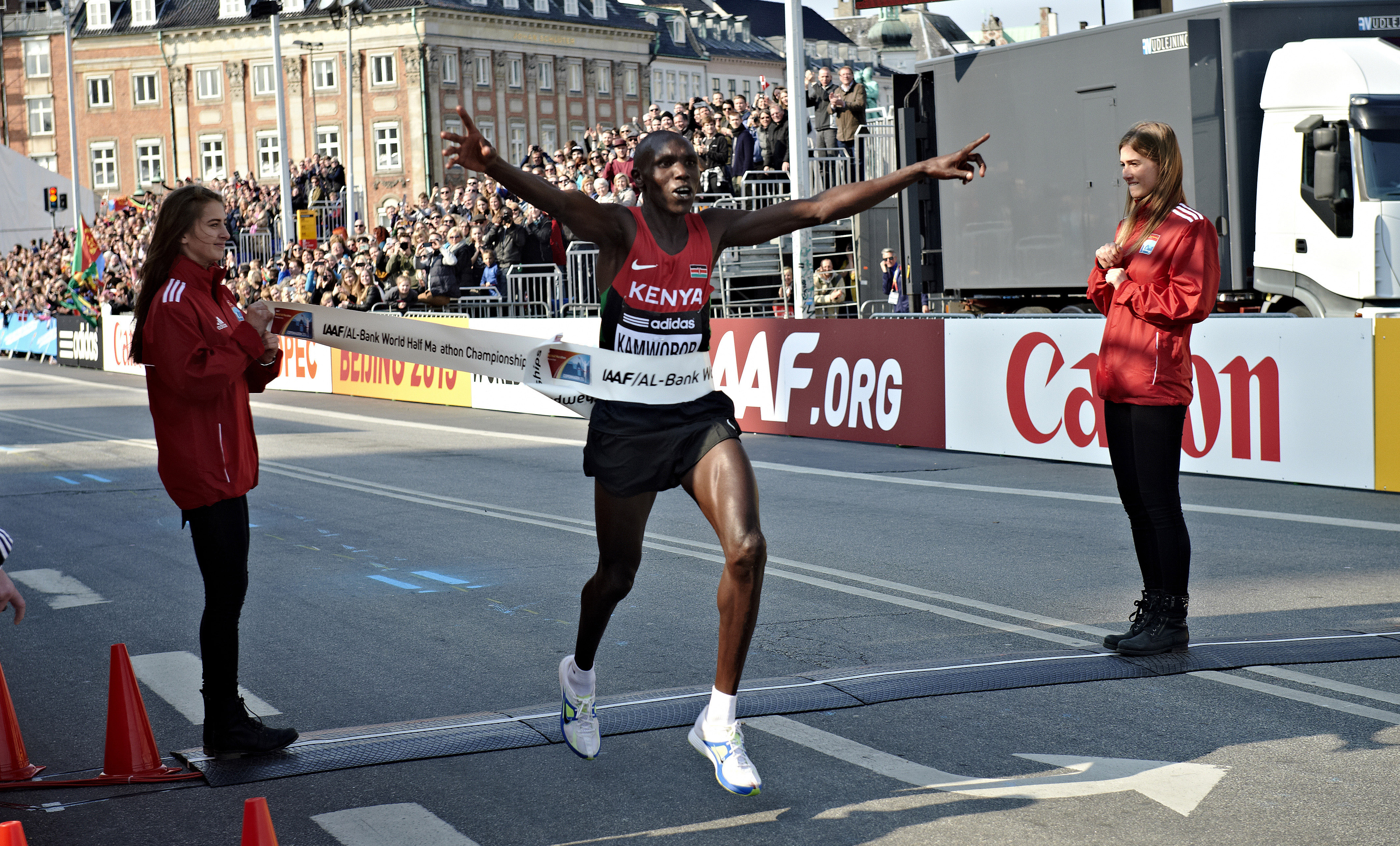 Ilustračné foto - Geoffrey Kamworo z Kene sa raduje v cieli po zisku zlatej medaily v polmaratóne  v Kodani  29. marca 2014.