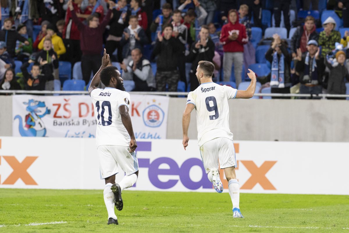 Na snímke radosť po strelení druhého gólu, vpravo Andraž Šporar a vľavo Ibrahim Rabiu (obaja Slovan)