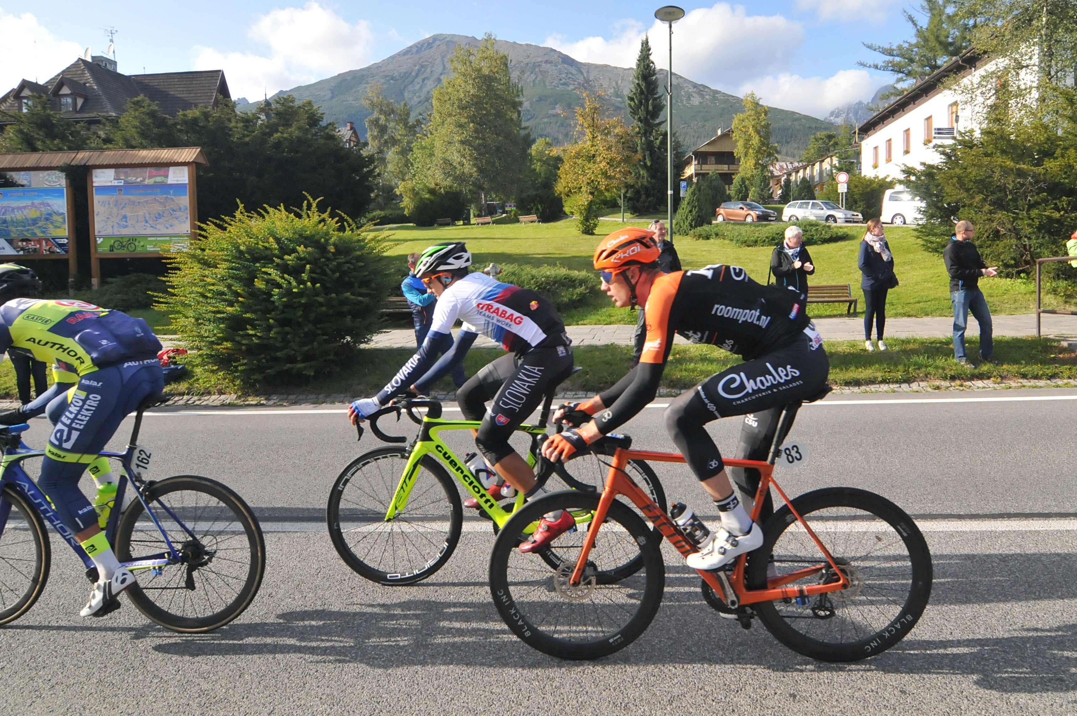 Na snímke pelotón stúpa na horskú prémiu v Starom Smokovci počas 2. etapy 63. ročníka cyklistických pretekov Okolo Slovenska na trati Bardejov - Ružomberok