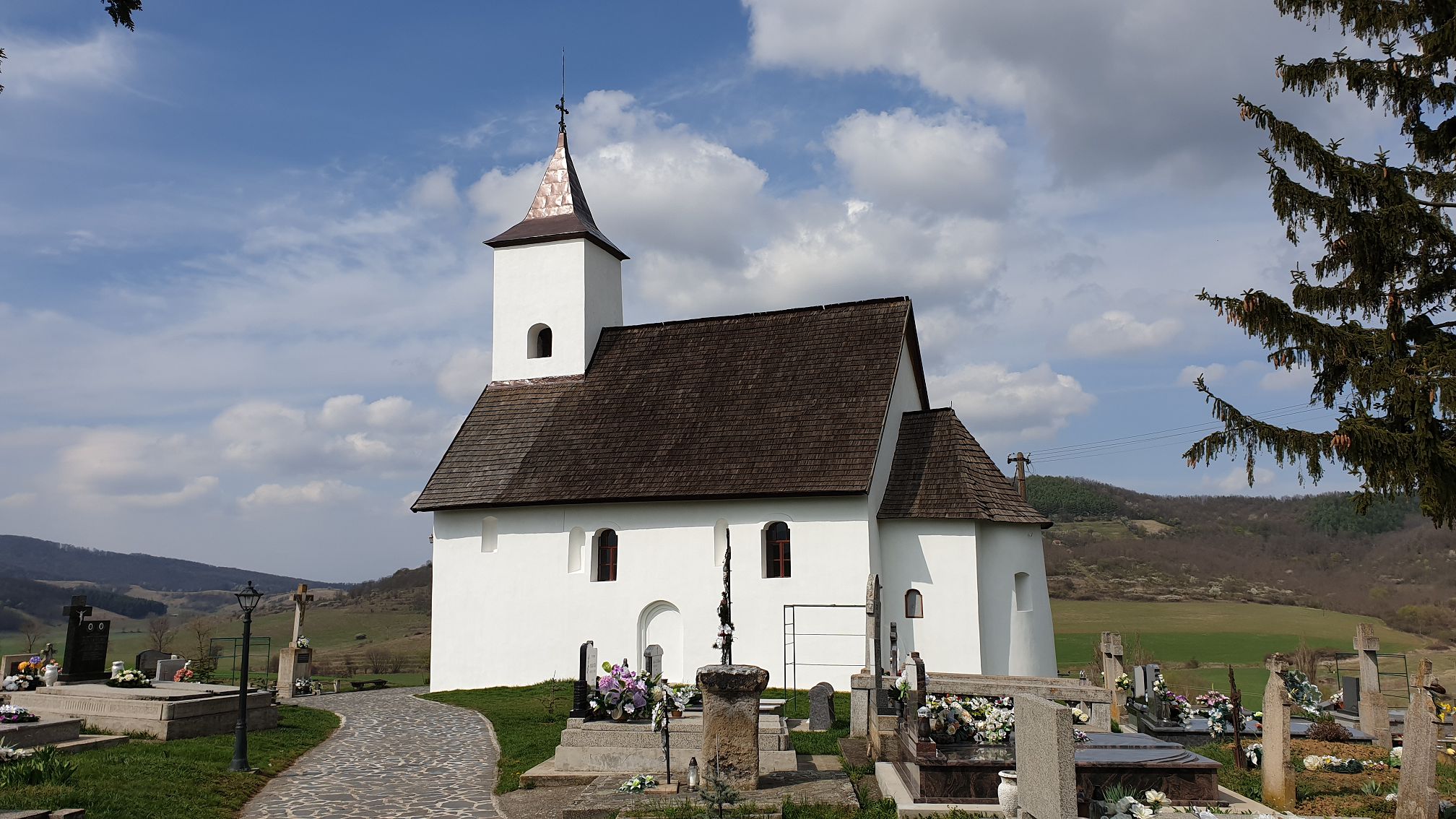 Na snímke románsky kostol v Gemerskom Jablonci