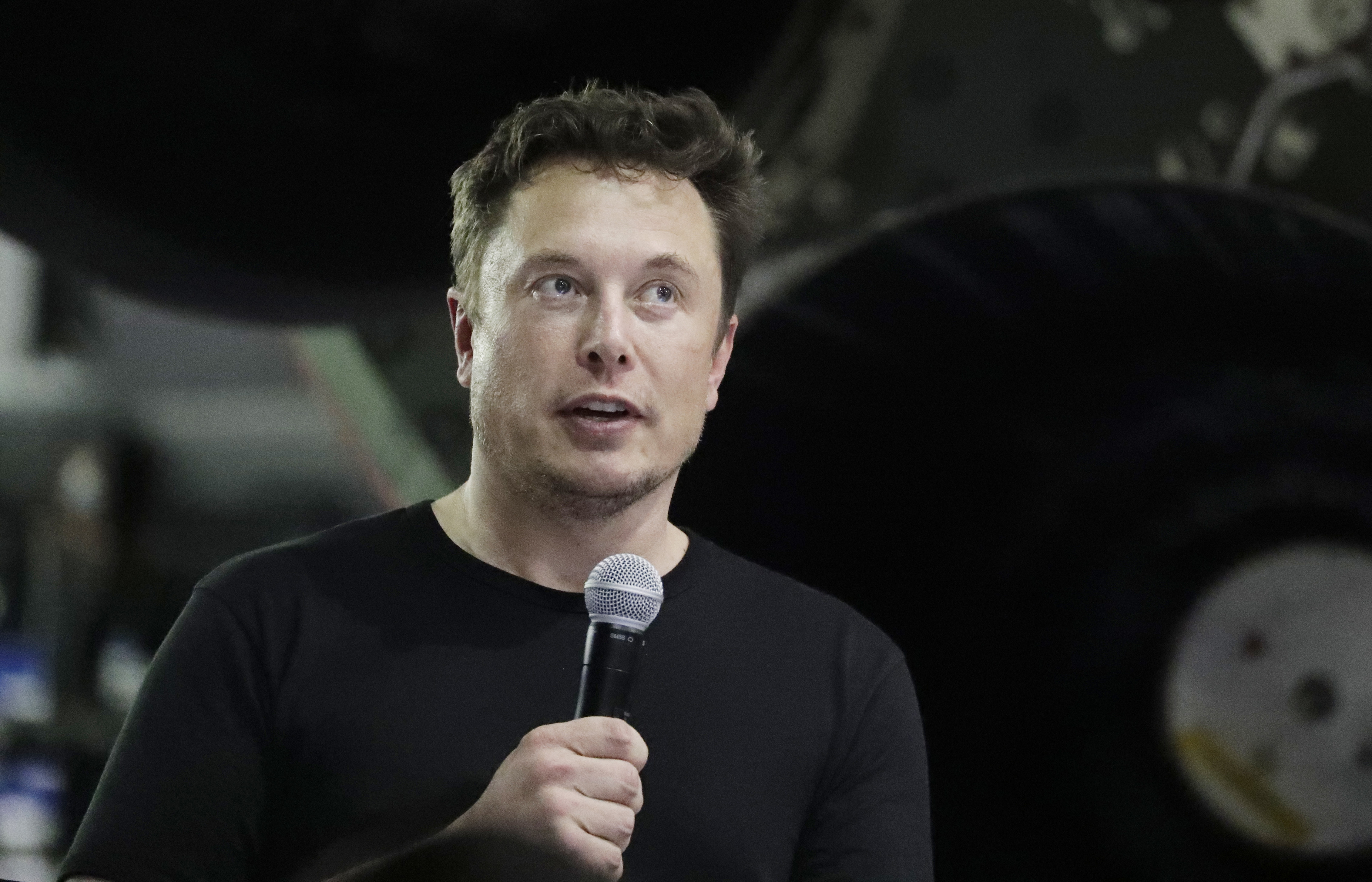 Na archívnej snímke zo 17. septembra je 2018 výkonný riaditeľ spoločnosti Tesla Elon Musk.