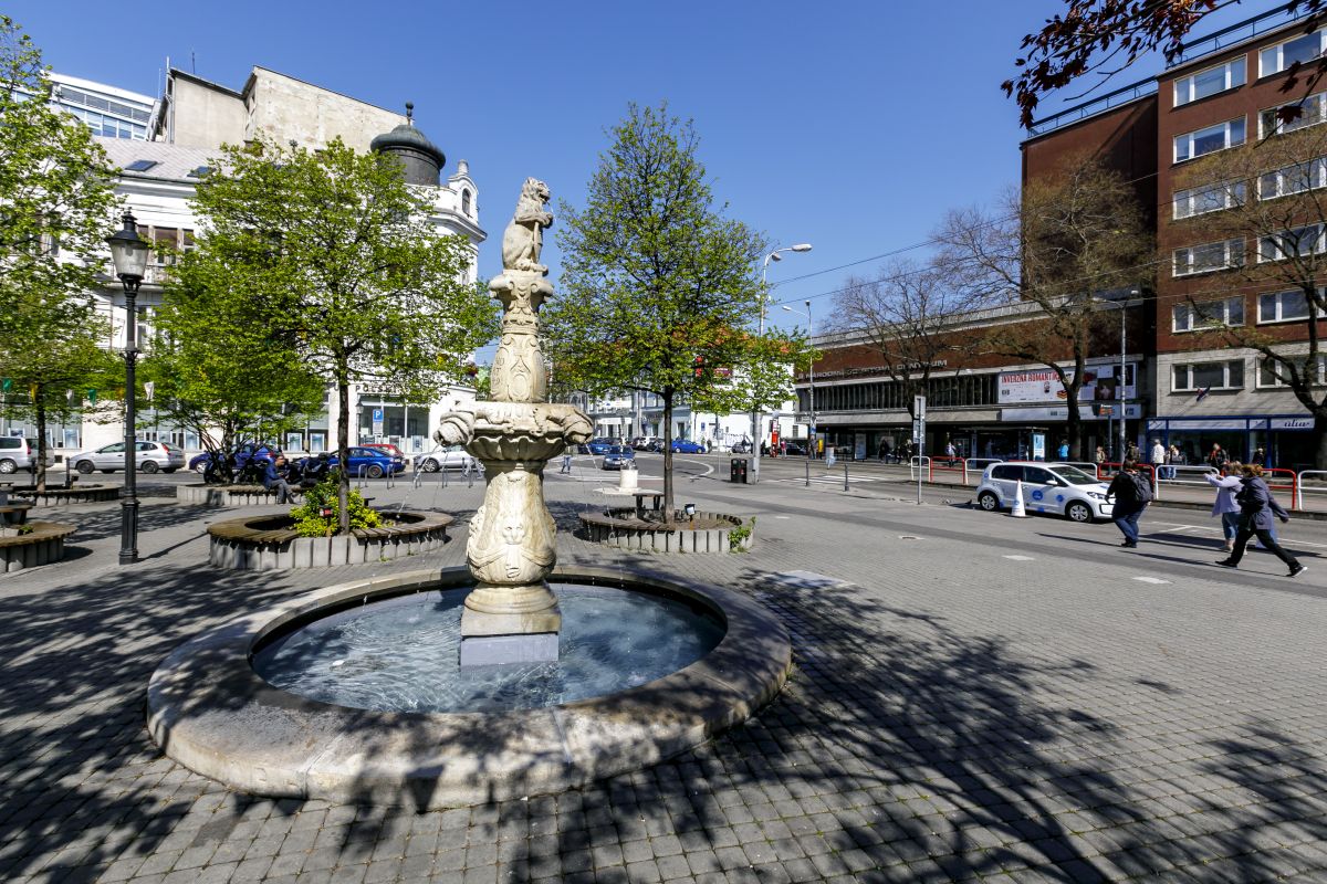 Na snímke fontána Lev s erbom pred Starou tržnicou na Námestí SNP v Bratislave
