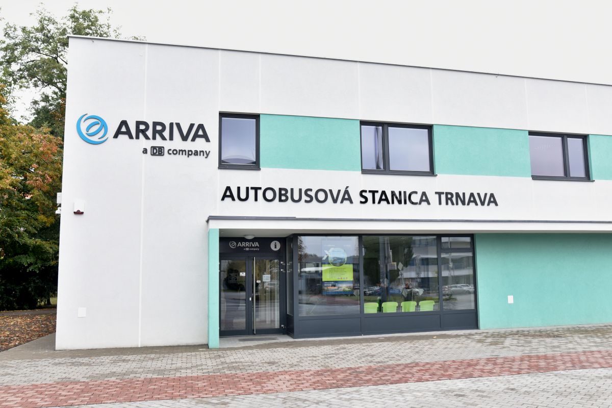 Na snímke prevádzková budova pre cestujúcich a vodičov na autobusovej stanici v Trnave