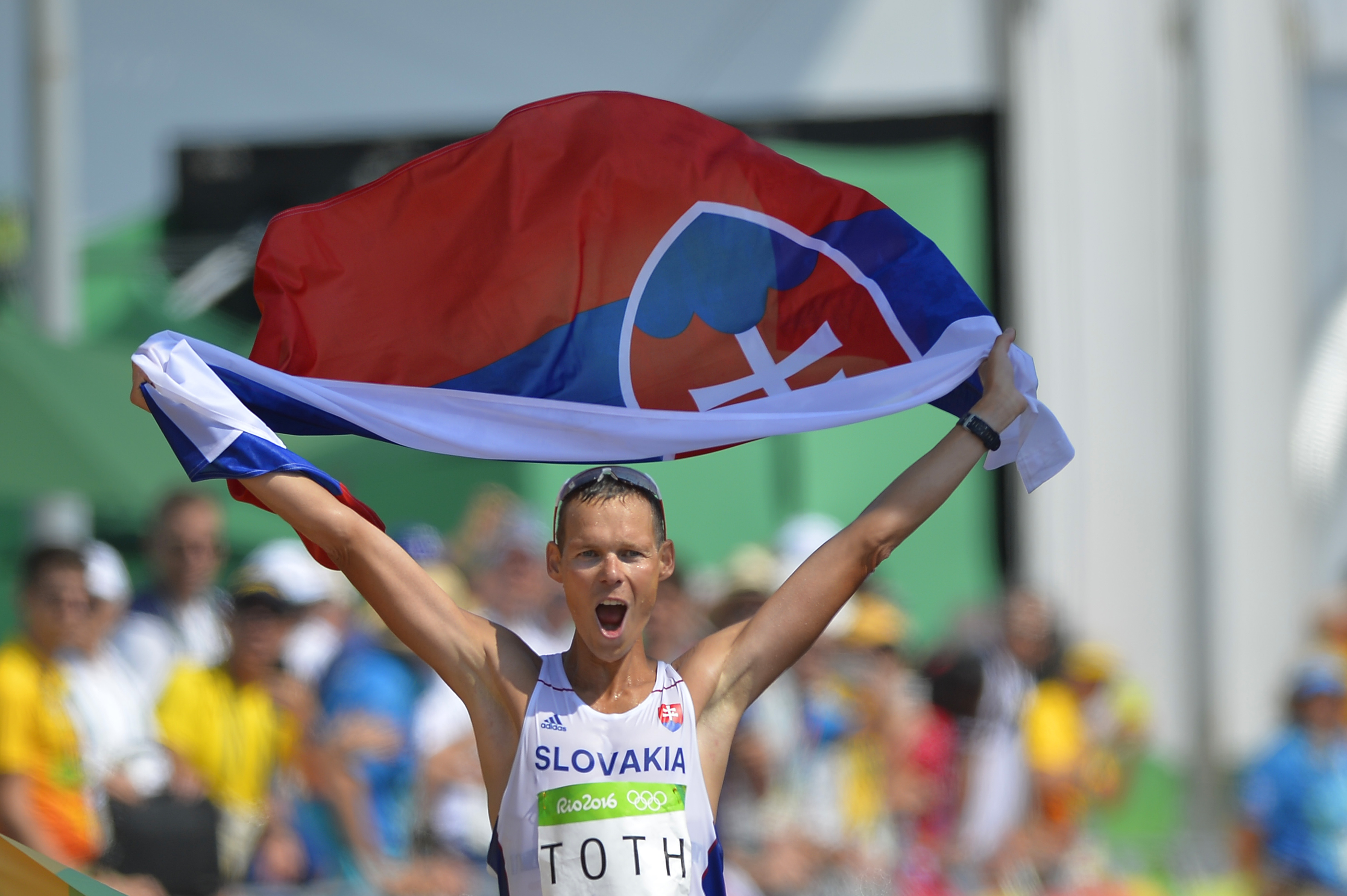 Matej Tóth oslavuje víťazstvo a zisk zlatej olympijskej medaily v cieli  chodeckých pretekov na 50 km mužov na letných olympijských hrách v brazílskom Riu de Janeiro