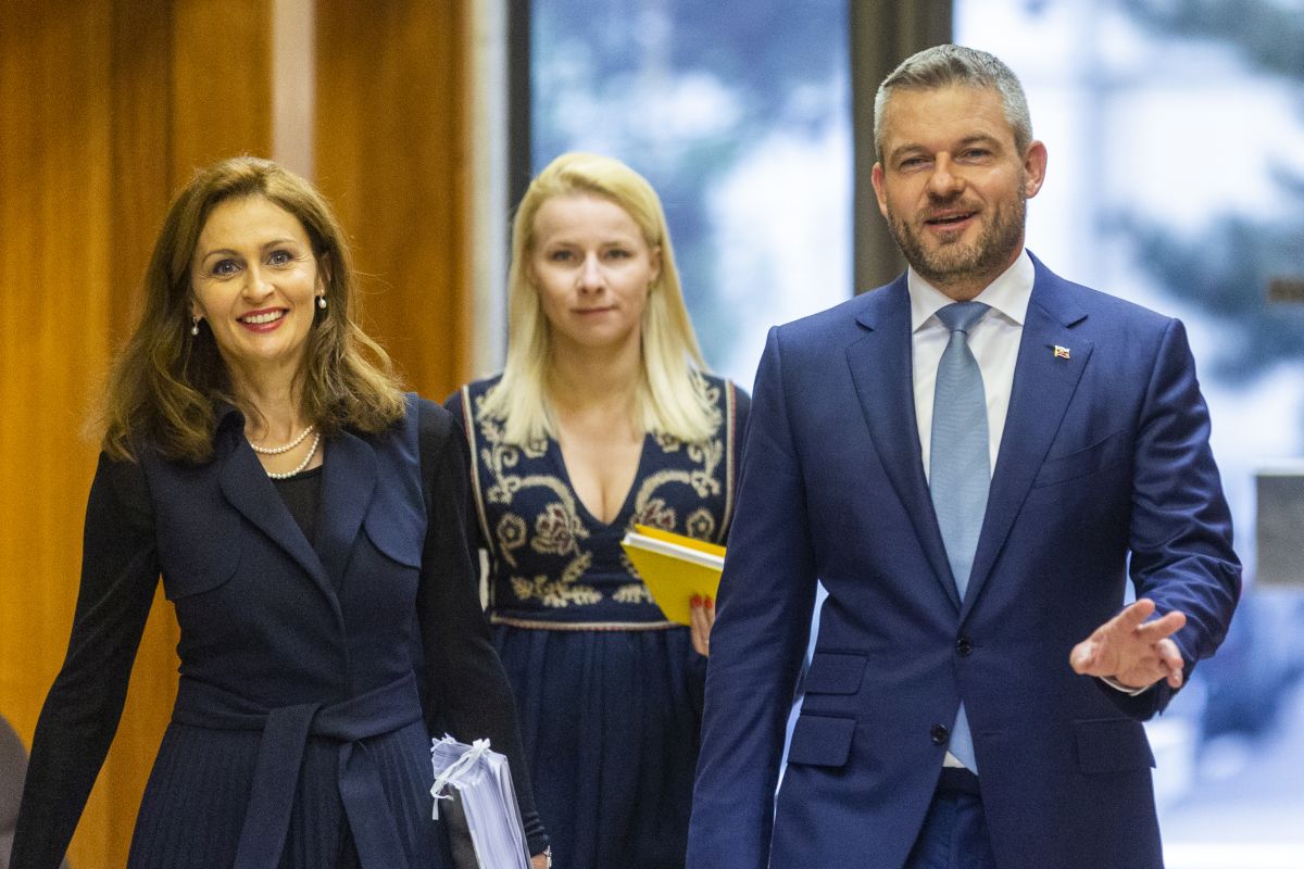 Na snímke ministerka zdravotníctva Andrea Kalavská (prvá zľava), predseda vlády SR Peter Pellegrini (vpravo) a hovorkyňa premiéra Patrícia Macíková prichádzajú na 174. schôdzu vlády SR