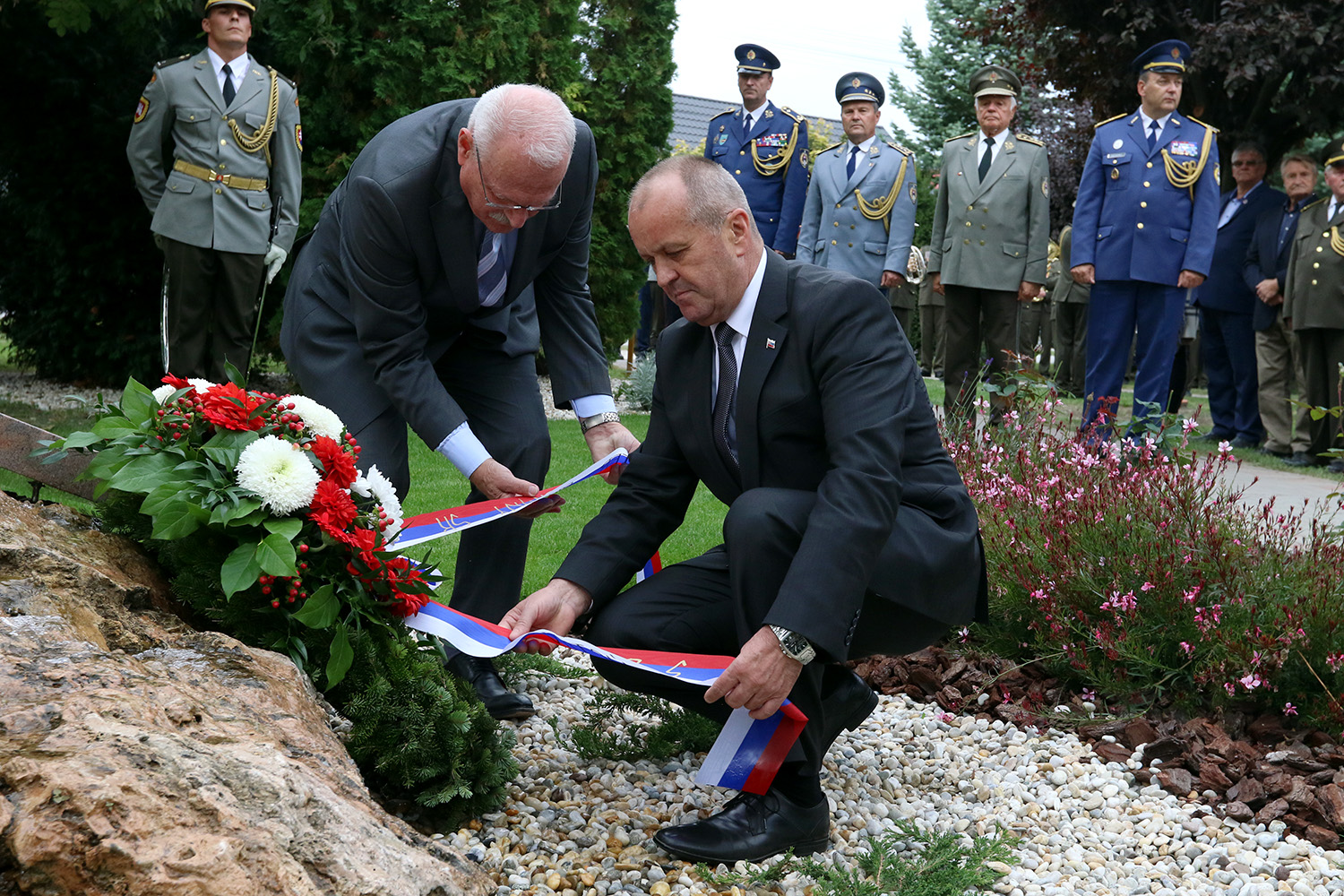 Na snímke je vpravo minister obrany SR Peter Gajdoš (SNS), ktorý odhalil v piatok v obci Trnovec nad Váhom (okres Šaľa) pamätnú tabuľu venovanú pamiatke generála Jána Goliana