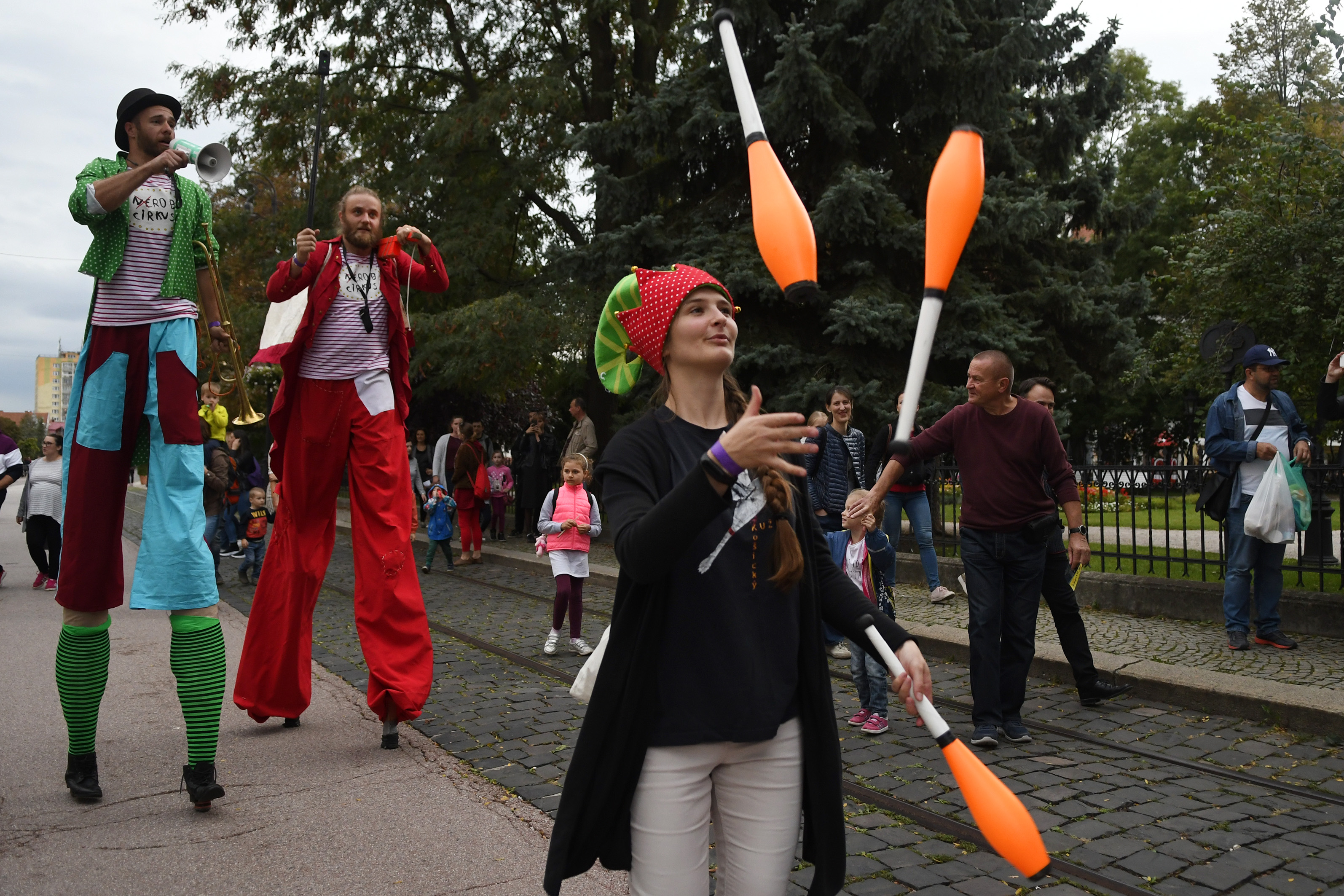 Festival slovenského žonglovania Kužeľ 2019 odštartoval v piatok podvečer úvodným sprievodom od Dolnej brány po Hlavnej ulici 