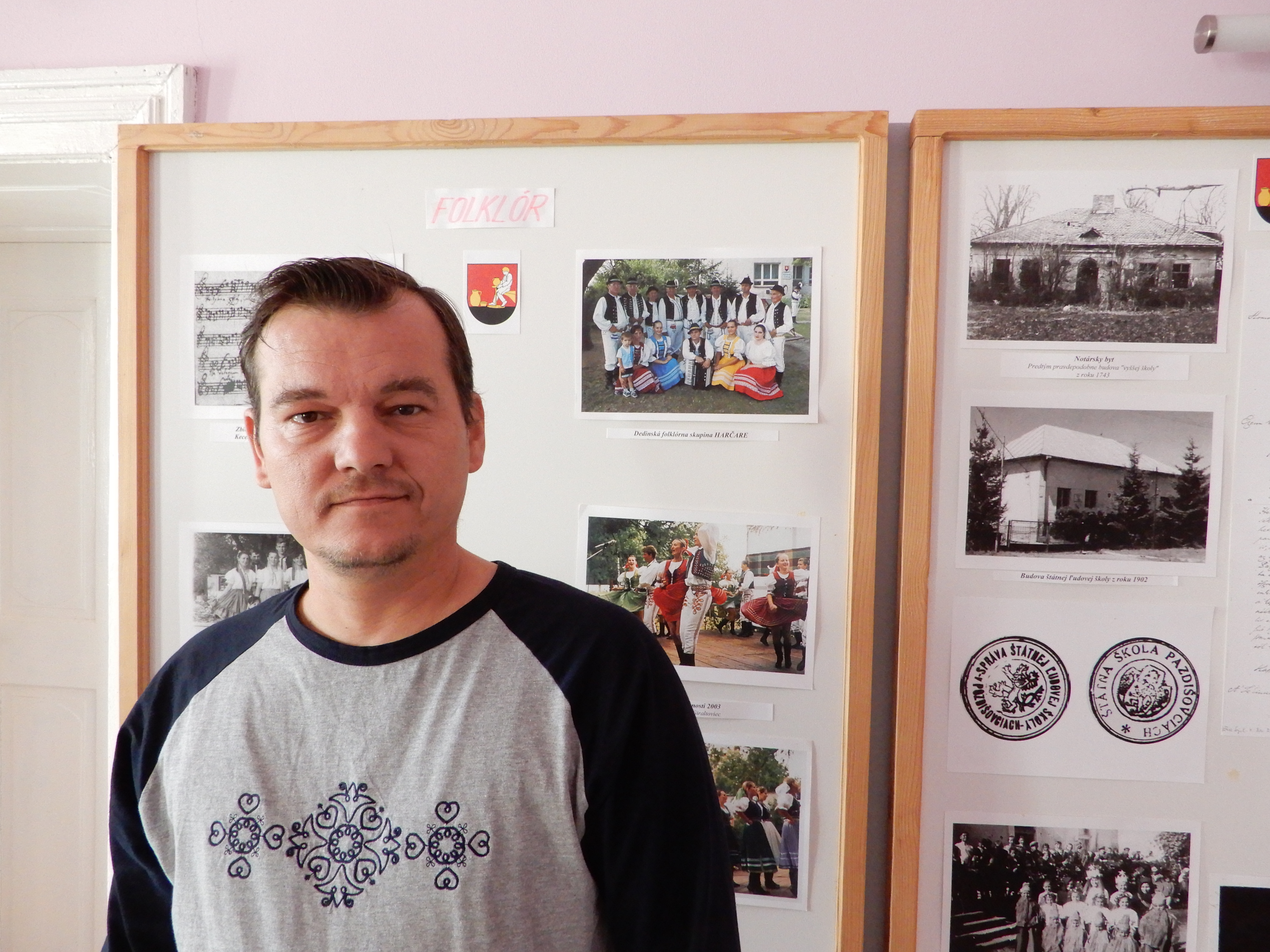 Na snímke je Ondrej Novák, výrobca ľudových krojov pred panelom venovanom miestnemu folklóru v pamätnej izbe na obecnom úrade v Pozdišovciach