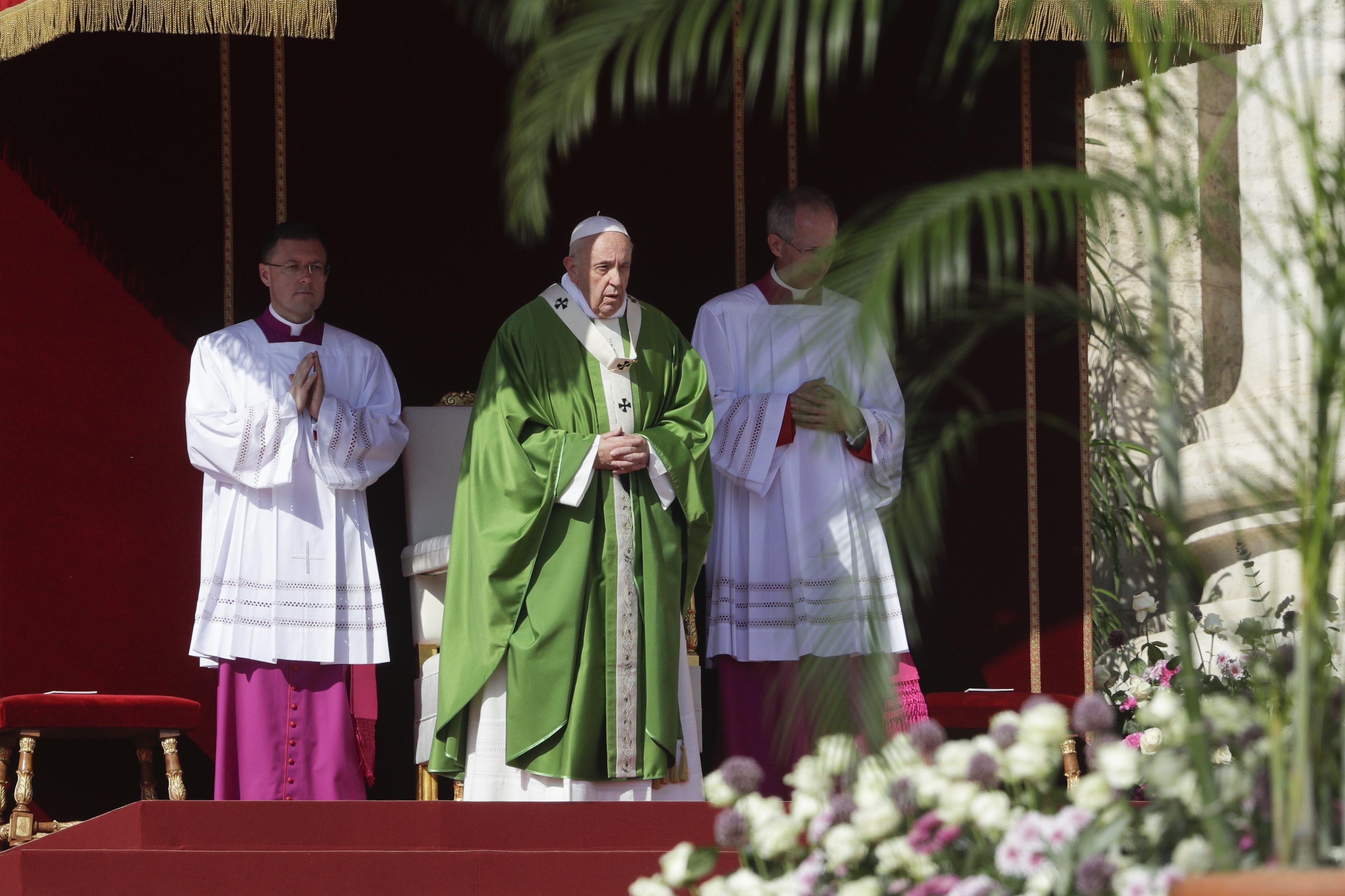 Pápež František celebruje omšu pri príležitosti Svetového dňa migrantov a utečencov na Námestí sv. Petra vo Vatikáne 