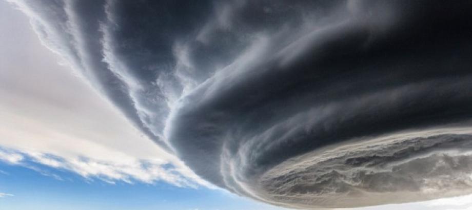 Masívna búrka vyzerá ako UFO