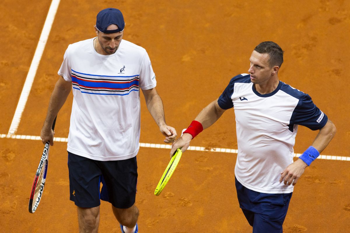 Na snímke slovenskí tenisti Filip Polášek (vpravo)