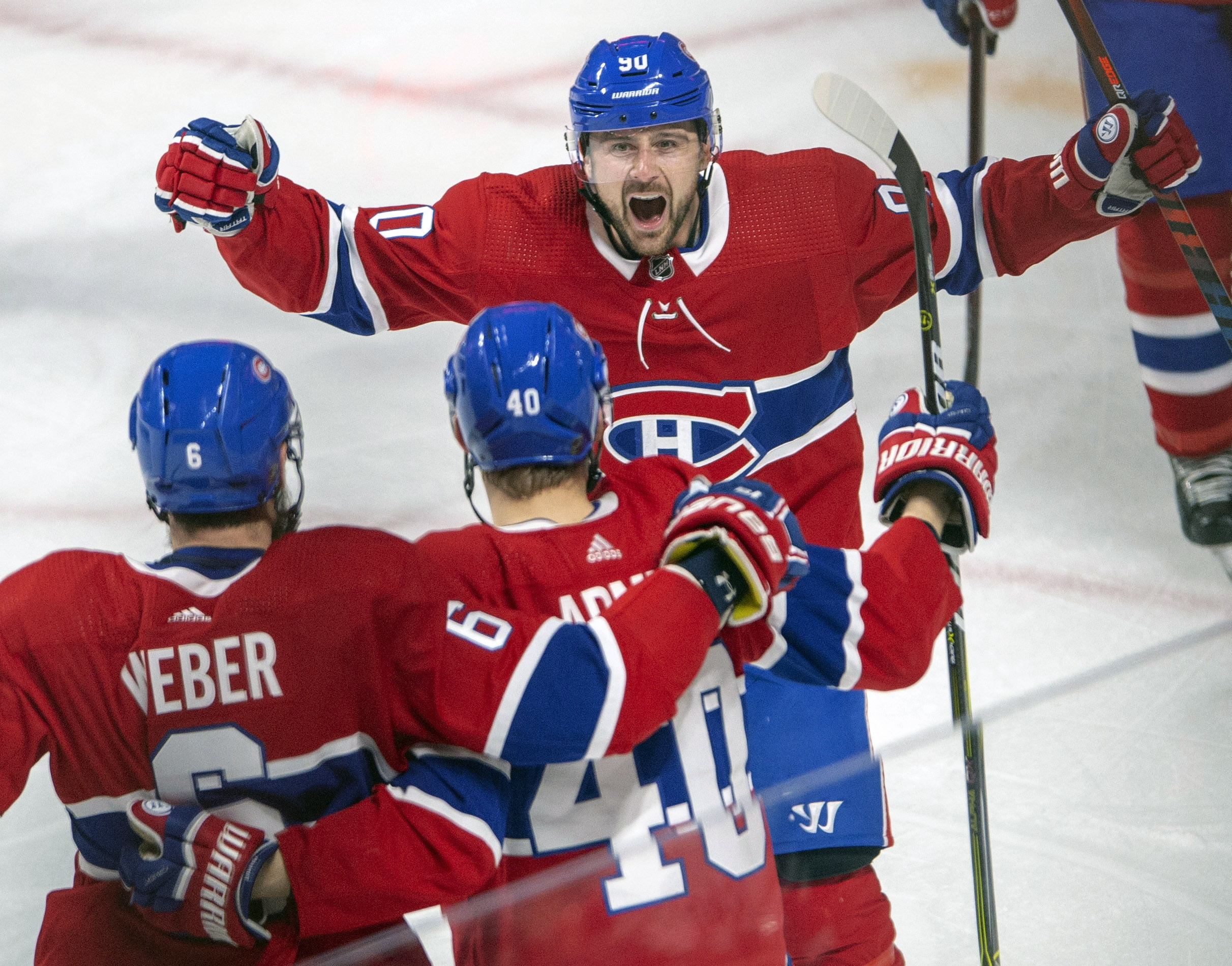 Slovenský útočník Canadiens Tomáš Tatar (vpravo) oslavuje gól