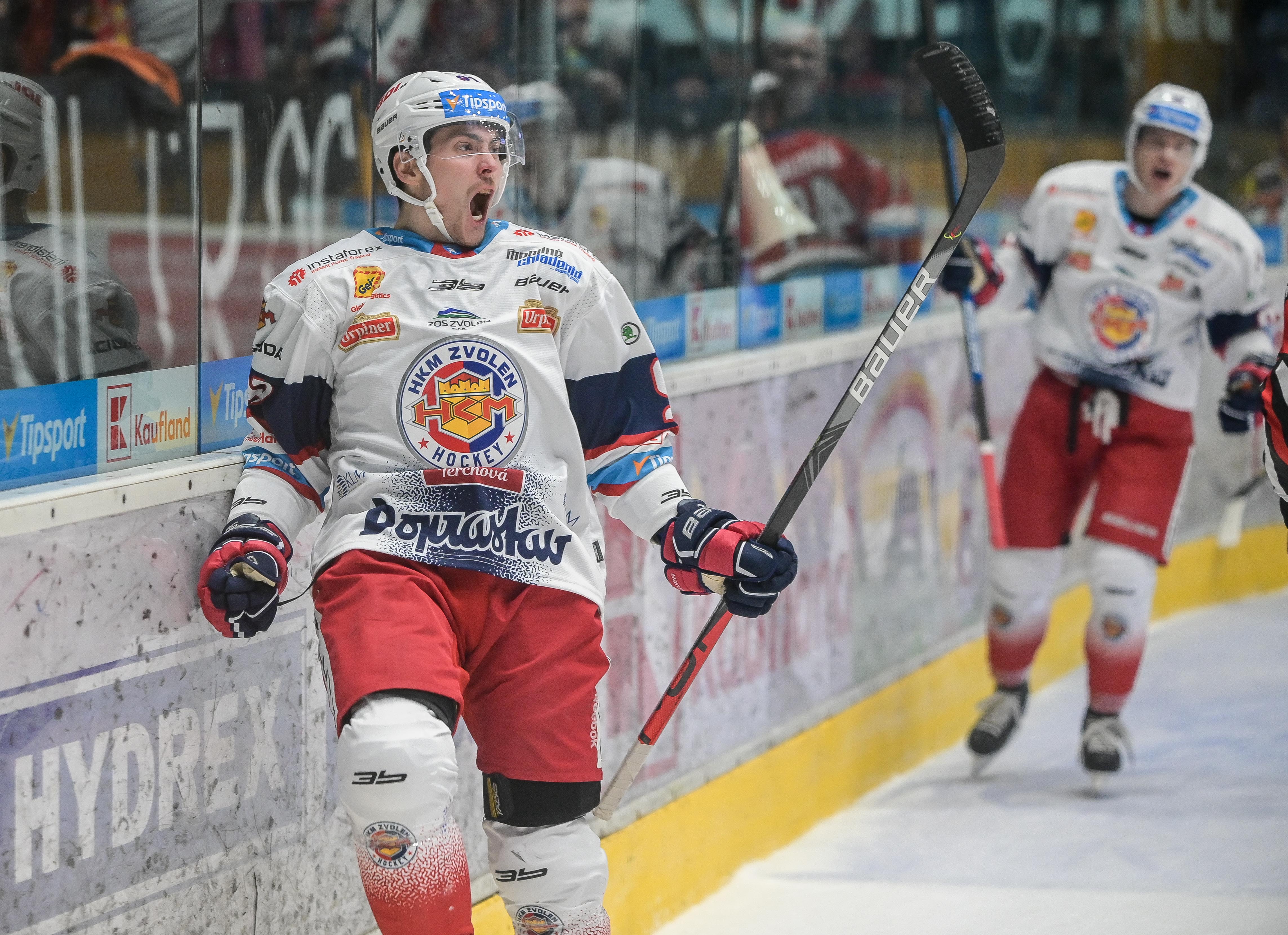 Na snímke Allan McPherson (Zvolen) počas zápasu 9. kola slovenskej hokejovej Tipsport ligy HKM Zvolen - HC 05 iClinic Banská Bystrica.