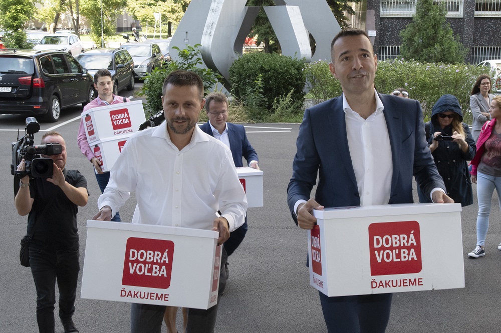 Na snímke vpravo Tomáš Drucker a prípravný výbor prináša na Ministerstvo vnútra SR podpisy od občanov so žiadosťou o registráciu politickej strany Dobrá voľba 12. septembra 2019 v Bratislave.