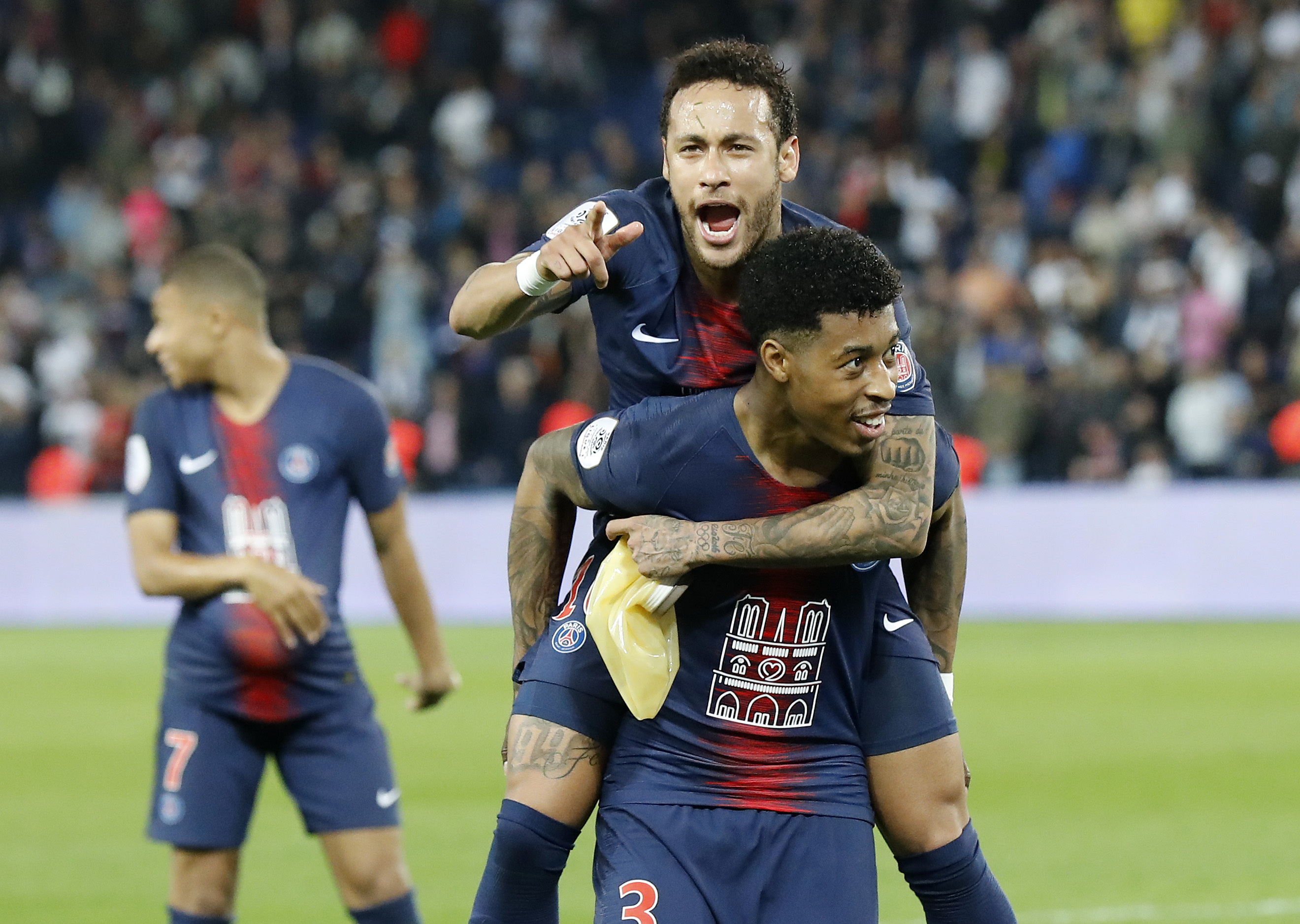Neymar (hore) z PSG sa raduje so spoluhráčom Presnelom Kimpembeom po zápase 33. kola francúzskej Ligue 1 Paríž Saint-Germain - AS Monaco 21. apríla 2019 v Paríži.