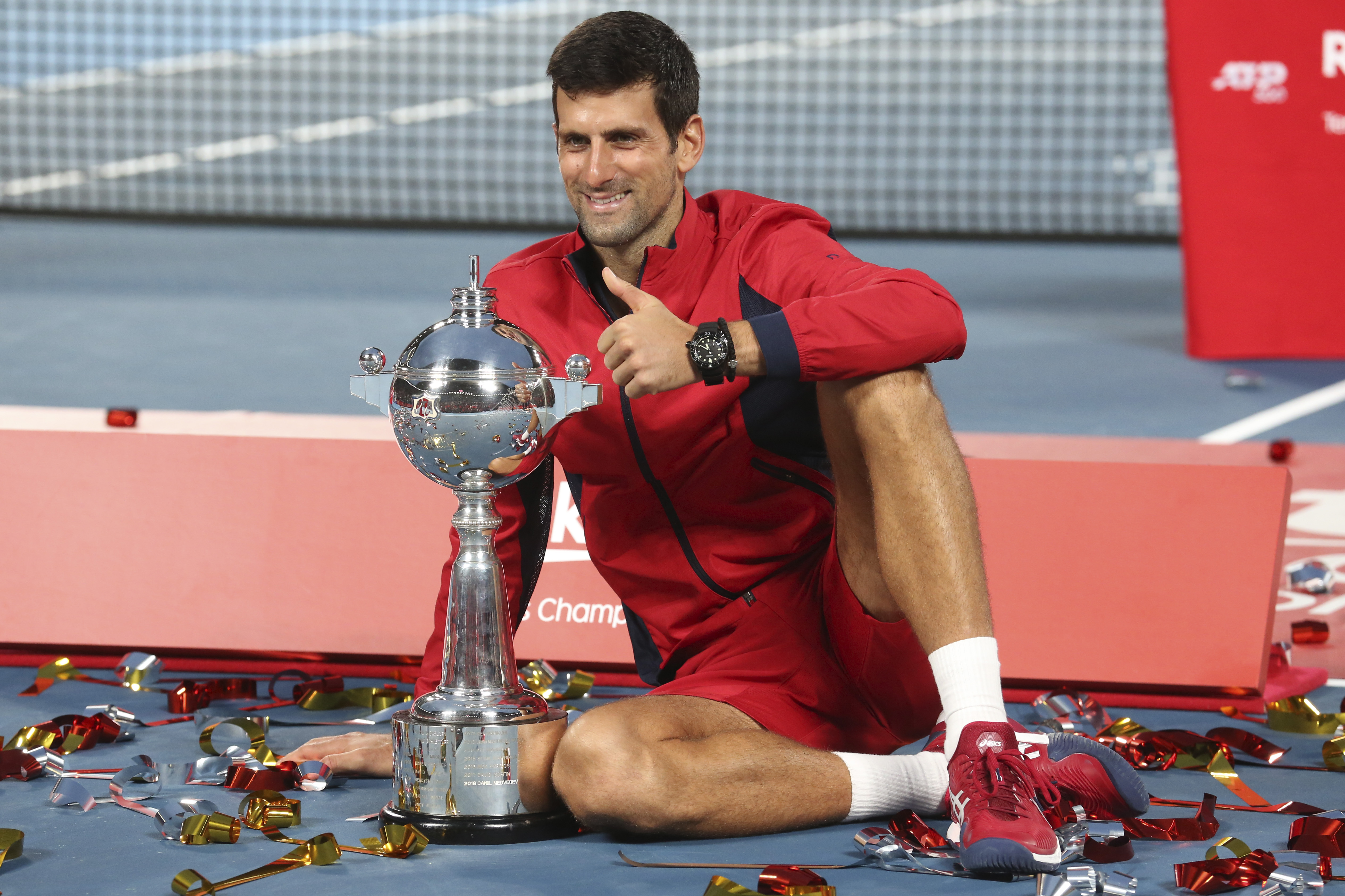 Srbský tenista Novak Djokovič pózuje s trofejou po zisku titulu v mužskej dvojhre na turnaji ATP v Tokiu 6. októbra 2019. Jednotka podujatia zdolala v nedeľnom finále nenasadeného Austrálčana Johna Millmana 6:3, 6:2. Tridsaťdvaročný Djokovič si pripísal 76. titul na okruhu ATP. V Tokiu sa predstavil prvýkrát po tom, ako odstúpil vo 4. kole US Open pre zranenie ramena.