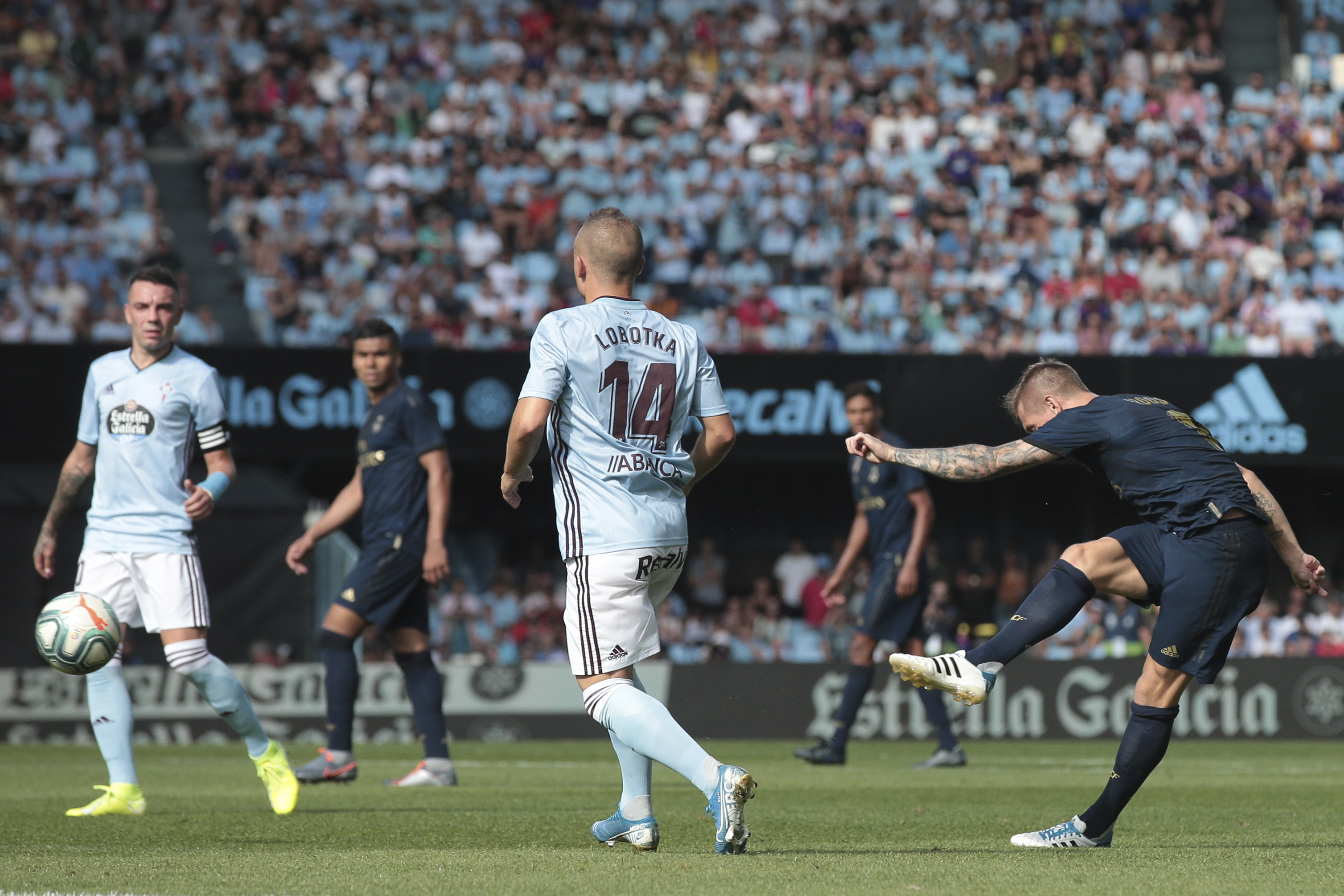 lovenský futbalista v drese Celty Vigo Stanislav Lobotka  (14) a hráč Realu Madrid Toni Kroos (vpravo) v zápase 1. kola španielskej La Ligy Celta Vigo - Real Madrid vo Vige 17. augusta 2019.