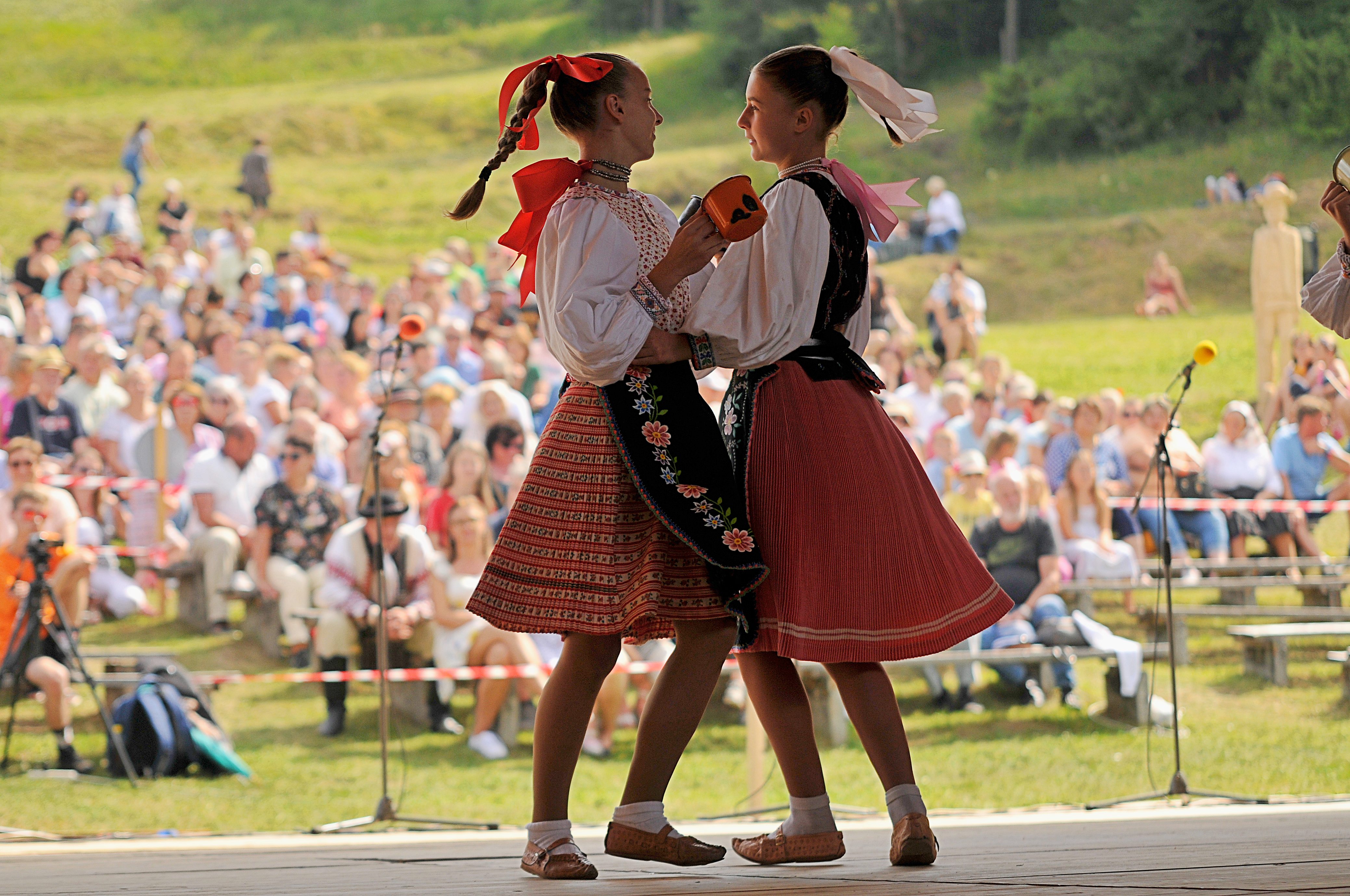 Na snímke dievčatá z Folklórneho súboru Turnička z Liptovskej Tepličky tancujú na pódiu v amfiteátri počas druhého dňa Folklórnych slávností pod Kráľovou hoľou v Liptovskej Tepličke 28. júla 2019.