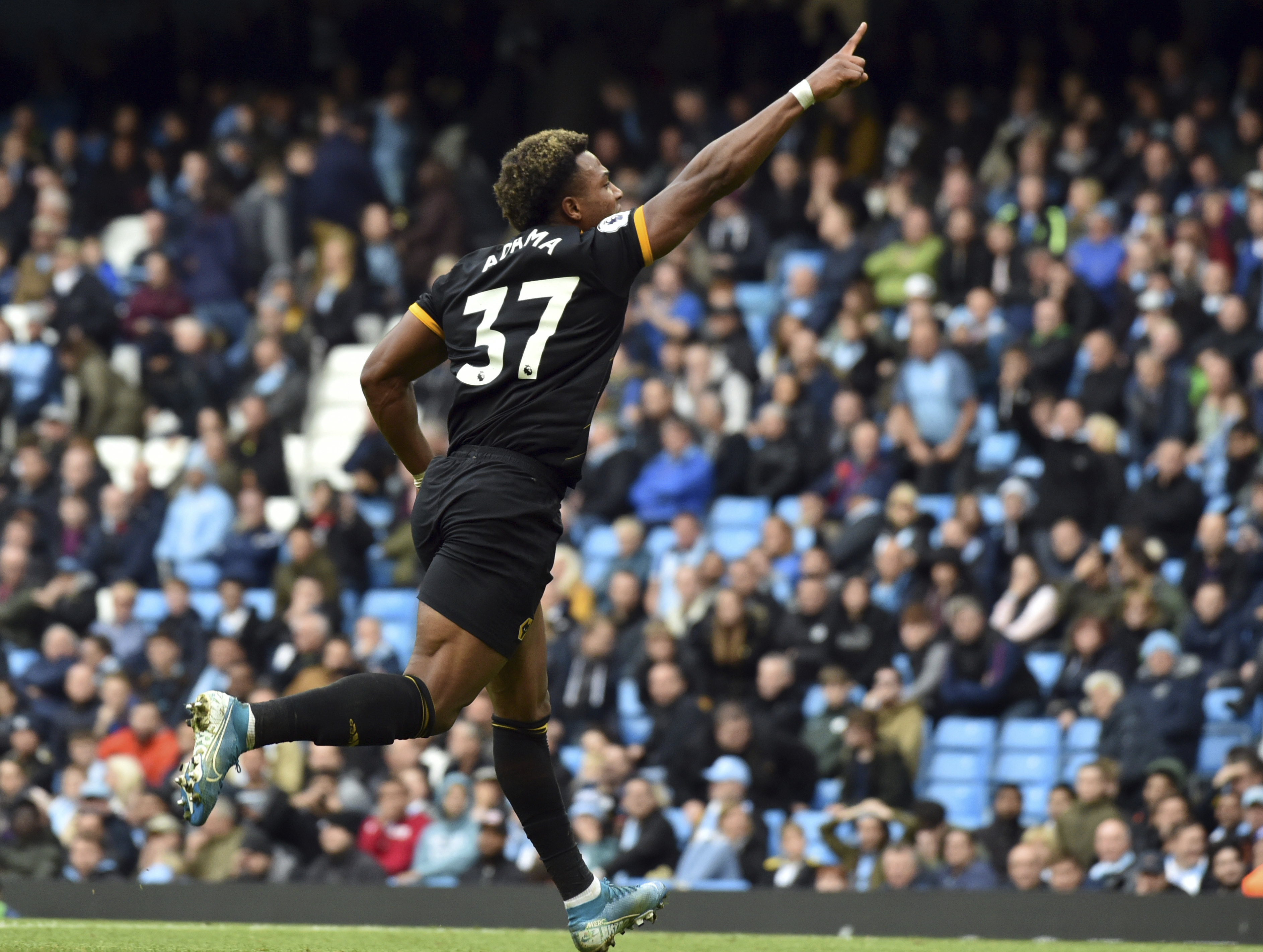 Futbalista Wolverhamptonu Adama Traore sa teší po strelení gólu v zápase 8. kola anglickej Premier League Manchester City – Wolverhampton Wanderers v Manchestri 6. októbra 2019.