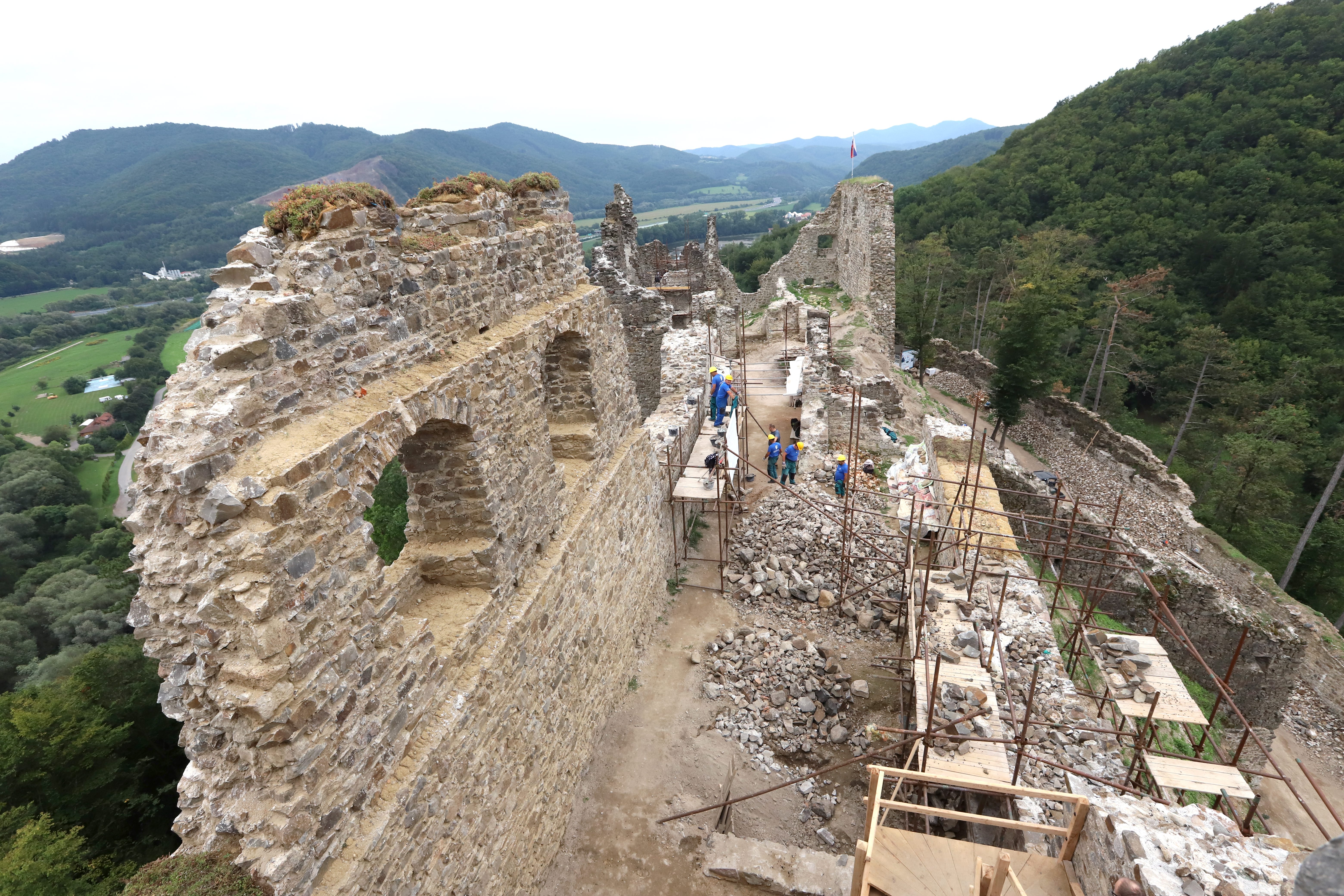 Na snímke práce na obnove hradu Revište