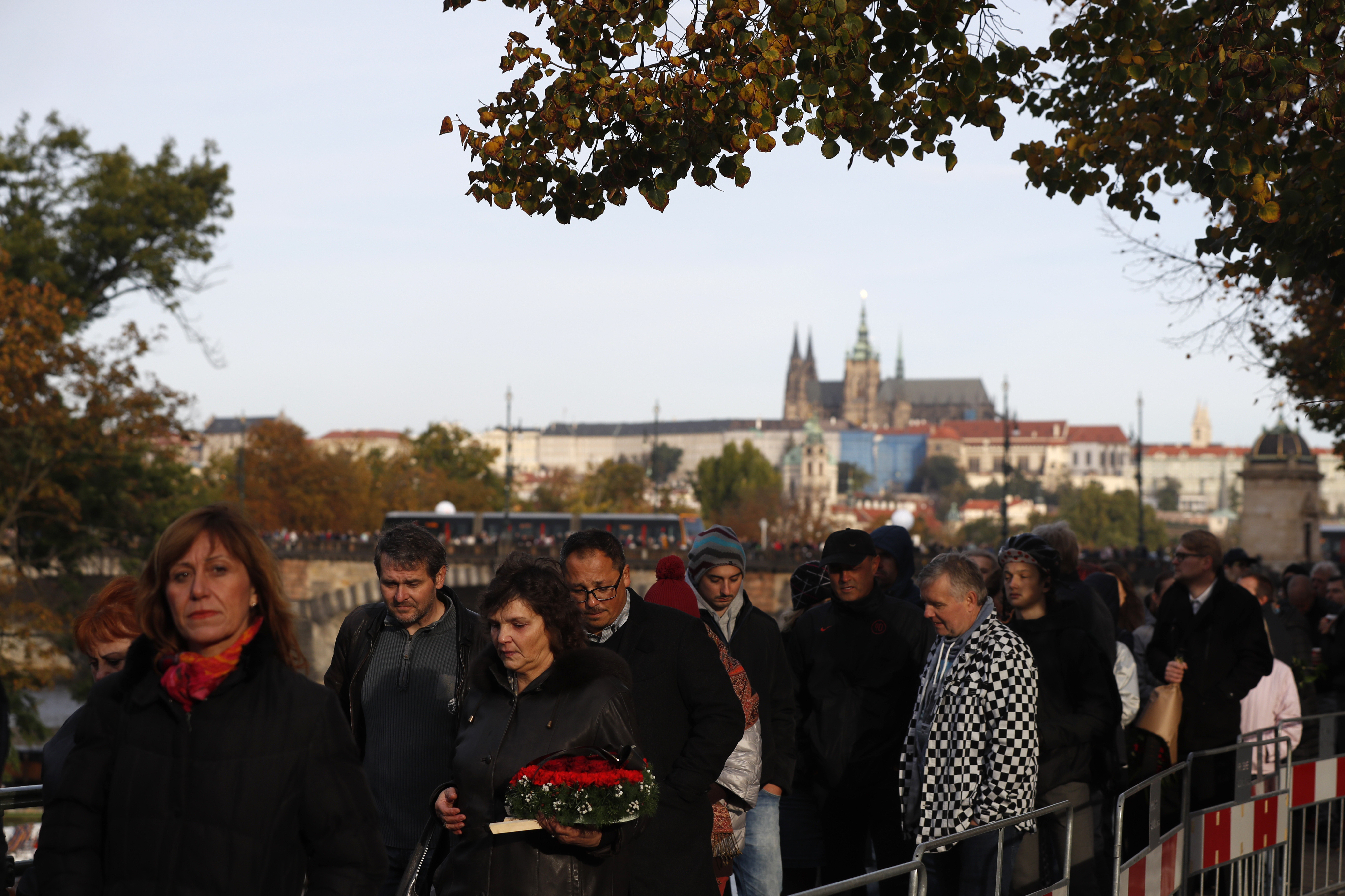 WA 27 Praha - Ľudia čakajú v dlhom rade počas verejnej rozlúčky so zosnulým  spevákom Karlom Gottom  predPalácom Žofín 