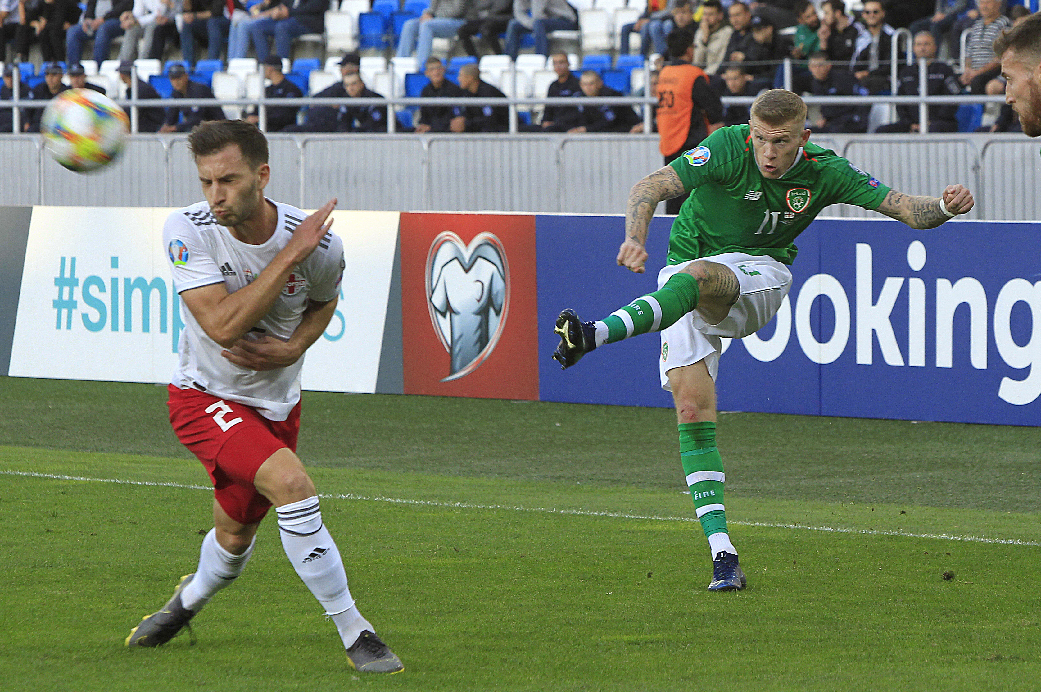 Írsky hráč James McClean vpravo kope do lopty v zápase D-skupiny Gruzínsko