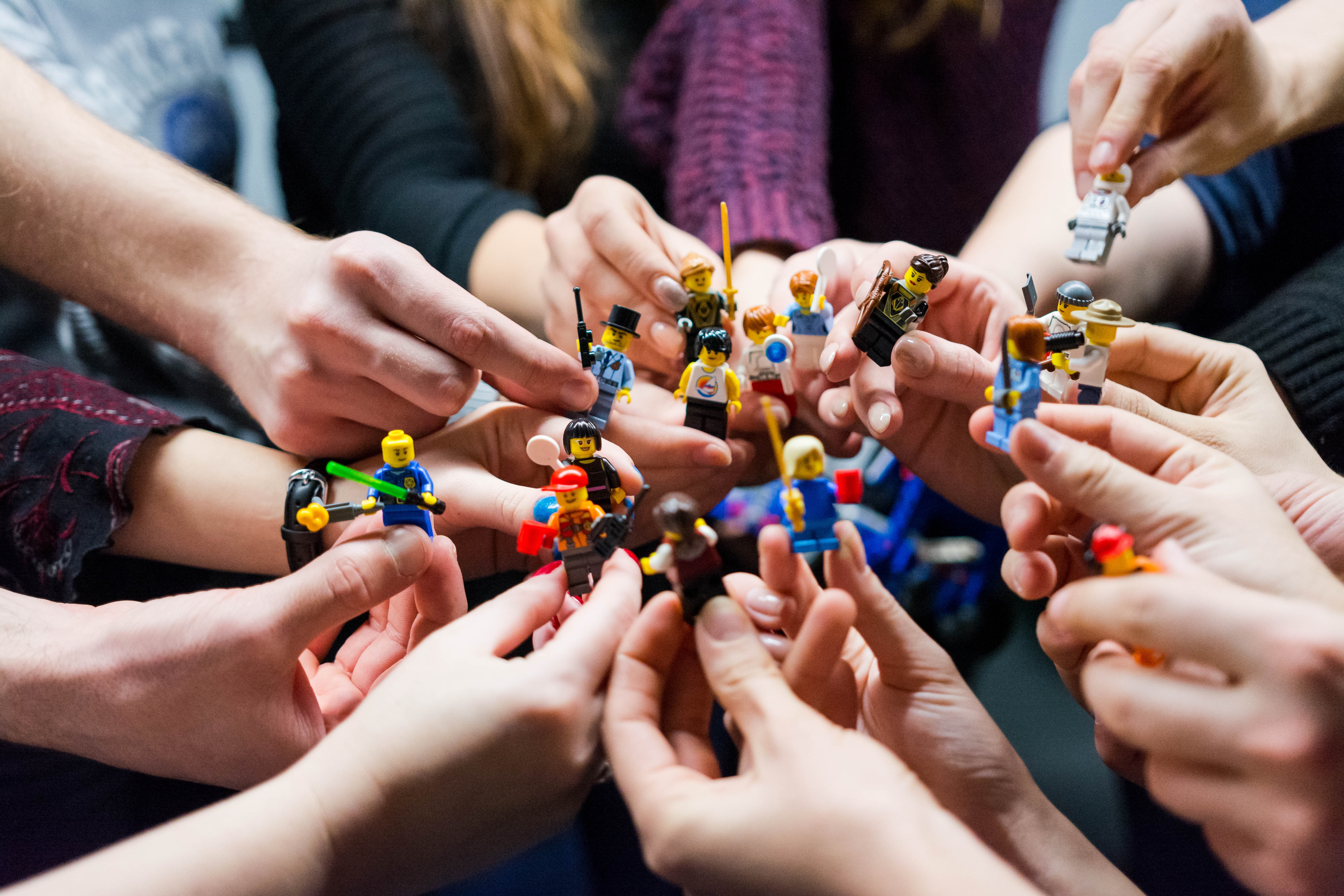 Spoločnosť Lego začína recyklovať a daruje hračky deťom