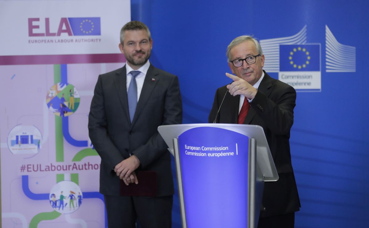Slovenský premiér Peter Pellegrini (vľavo) a predseda Európskej komisie Jean-Claude Juncker počas slávnostnej inaugurácie Európskeho orgánu práce (ELA)