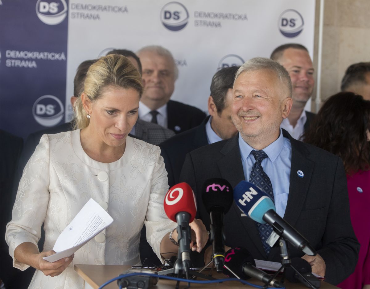 Na snímke vpravo predseda Demokratickej strany (DS) Michal Kravčík a vľavo poslankyňa NR SR Jana Kiššová (nezaradená)