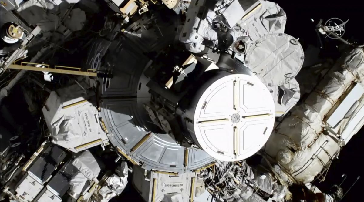 Dvojica astronautiek má počas výstupu opraviť pokazený regulátor napájania umiestnený na vonkajšej strane ISS