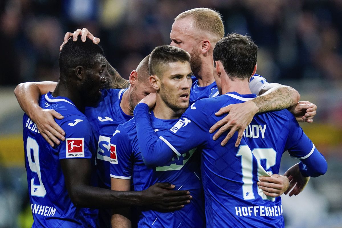 Radosť hráčov Hoffenheimu z gólu do siete Schalke