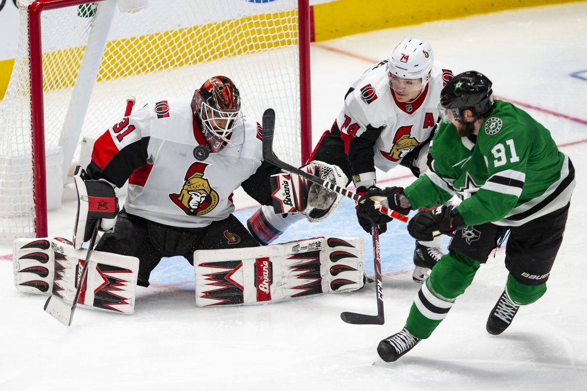 Brankár Anders Nilsson (31) z Ottawy Senators blokuje strelu Tylera Seguina z Dallasu Stars počas zápasu zámorskej NHL 21. októbra 2019 v Dallase