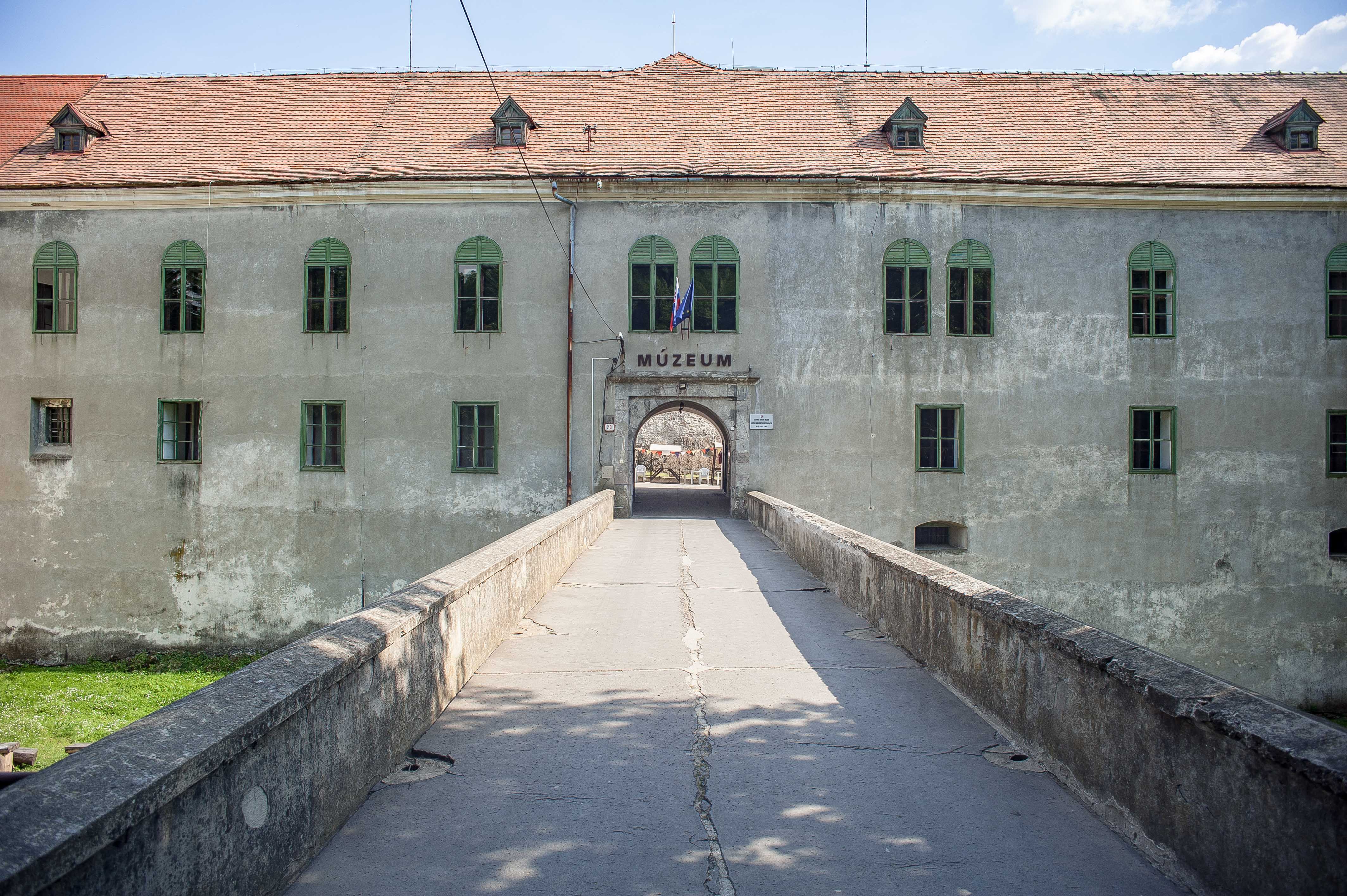 Na snímke hlavný vchod do hradu Modrý Kameň