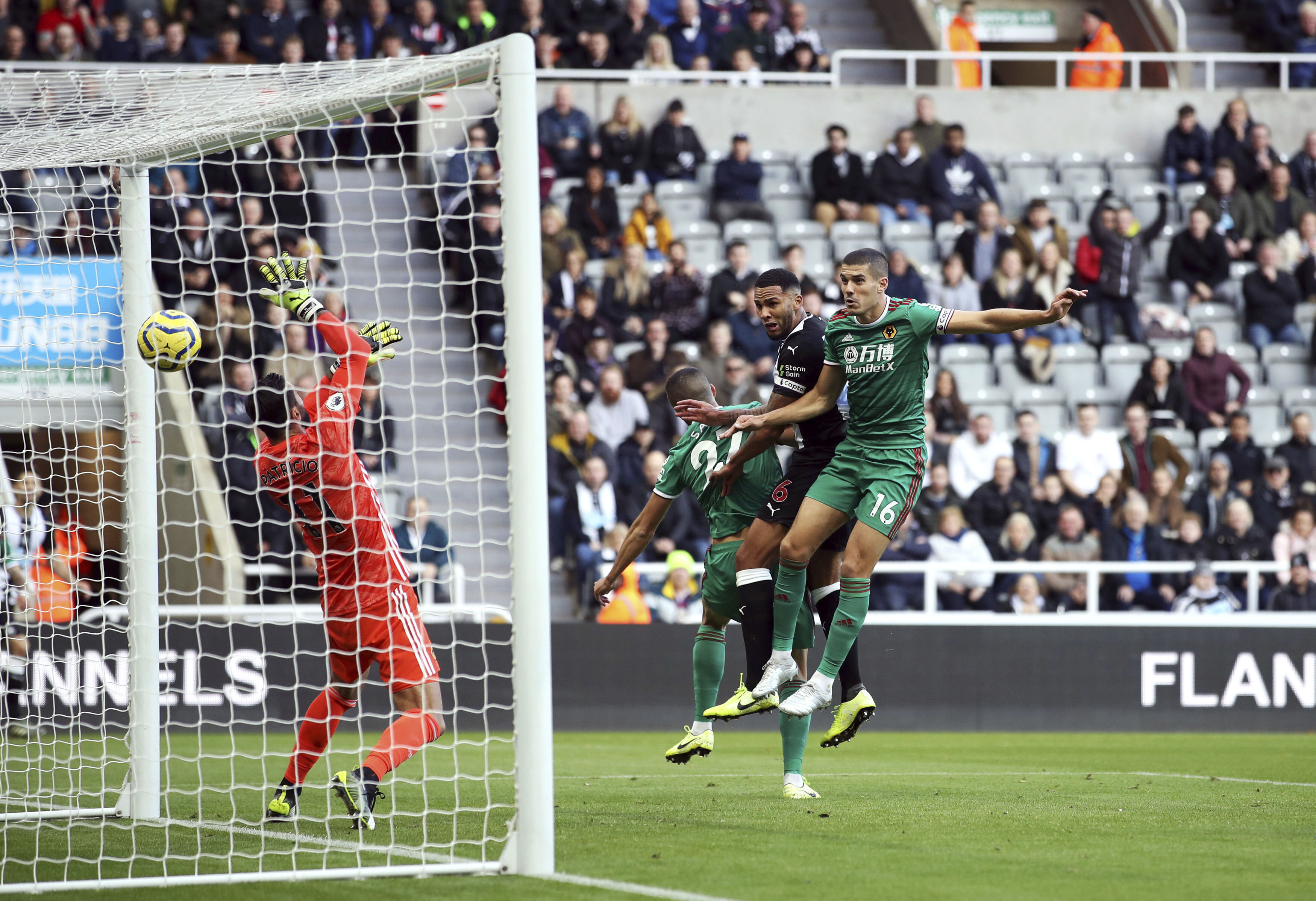 Na snímke druhý sprava hráč United Jamaal Lascelles strieľa úvodný gól v zápase 10. kola anglickej Premier League vo futbale Newcastle United - Wolverhampton Wanderers