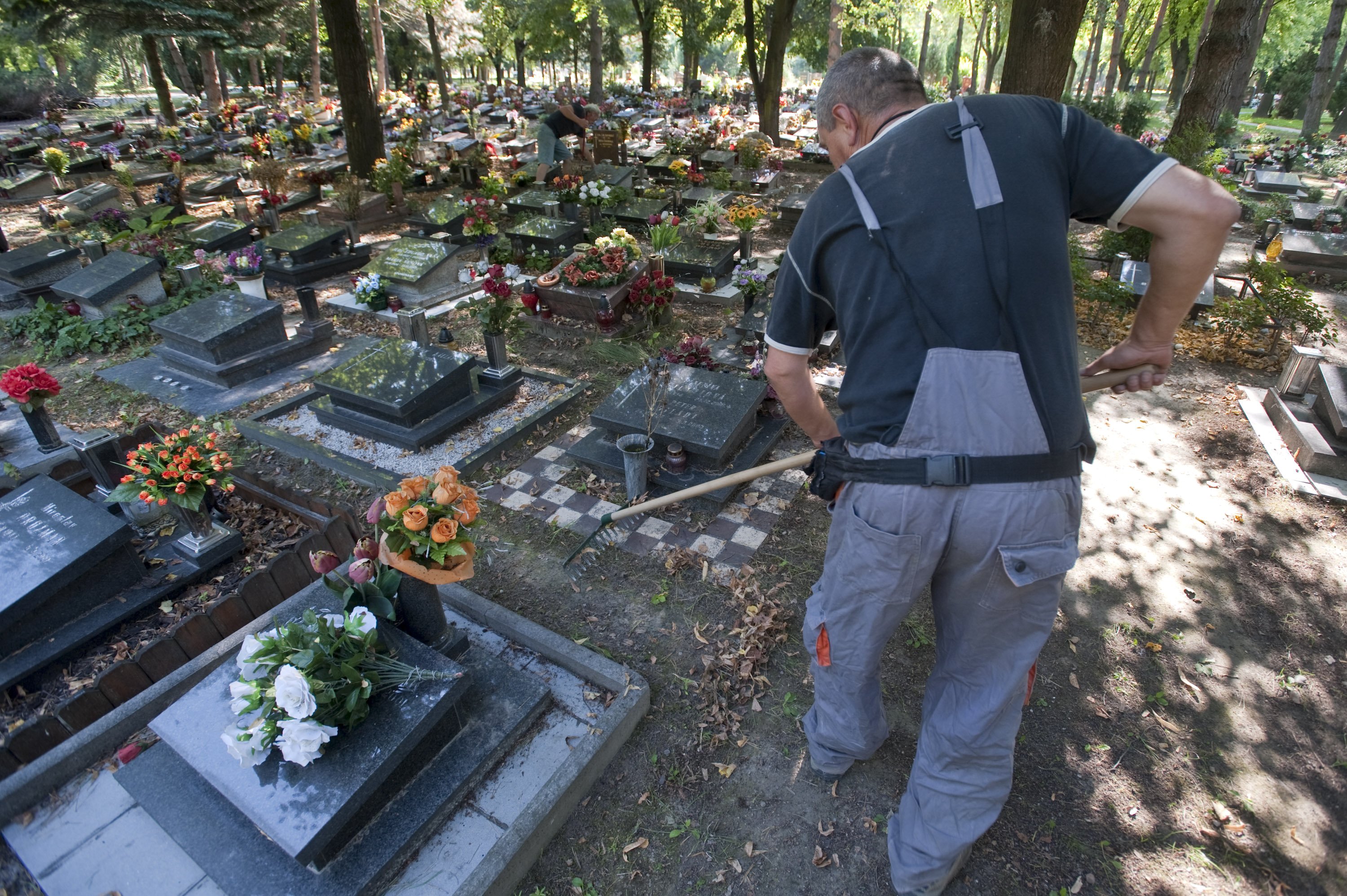 Ilustračné foto - Bezdomovec Viktor upratuje okolie hrobov na Ružinovskom cintoríne  v Bratislave.