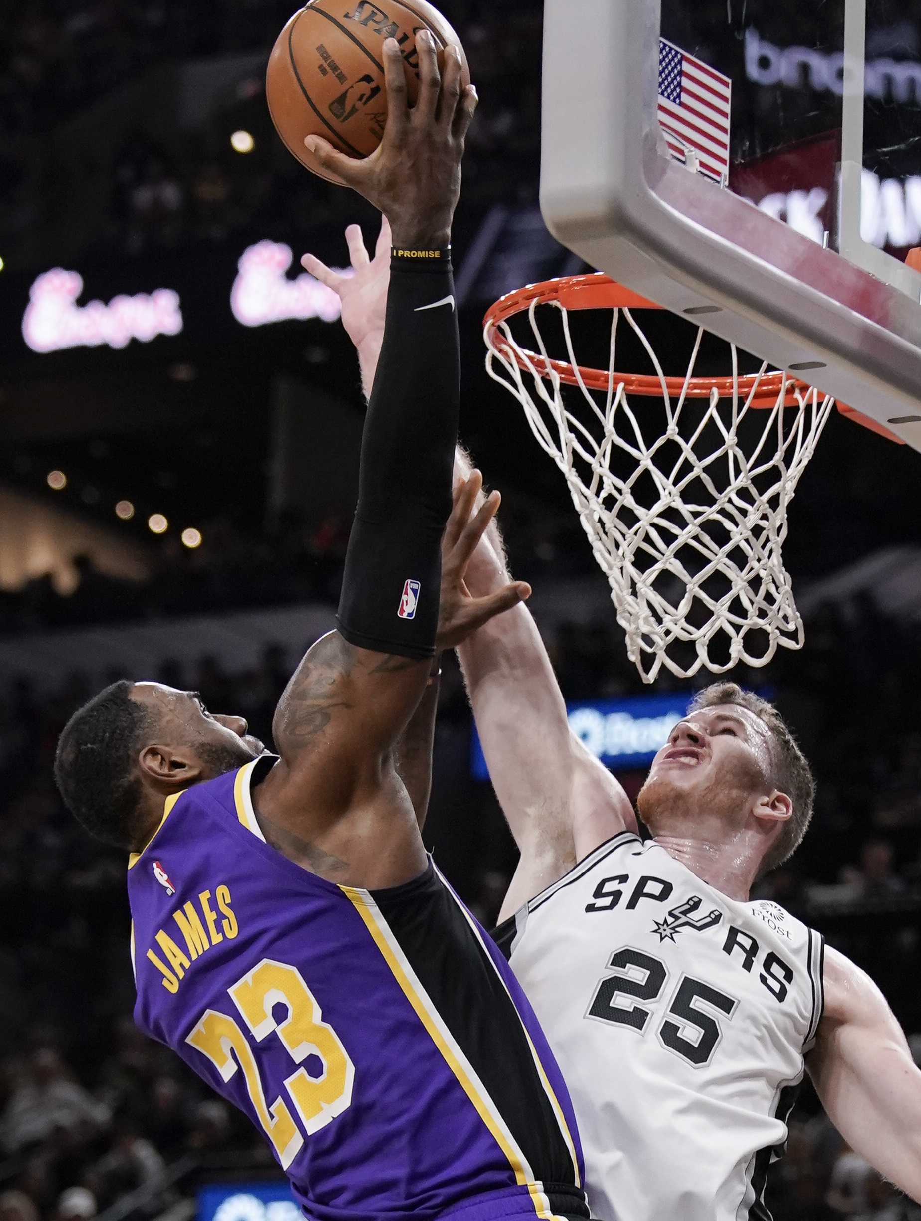 Hráč Los Angeles Lakers  LeBron James (vľavo) strieľa na kôš cez Jakoba Poeltla zo San Antonia Spurs v basketbalovom zápase zámorskej NBA v San Antoniu 3. novembra 2019.