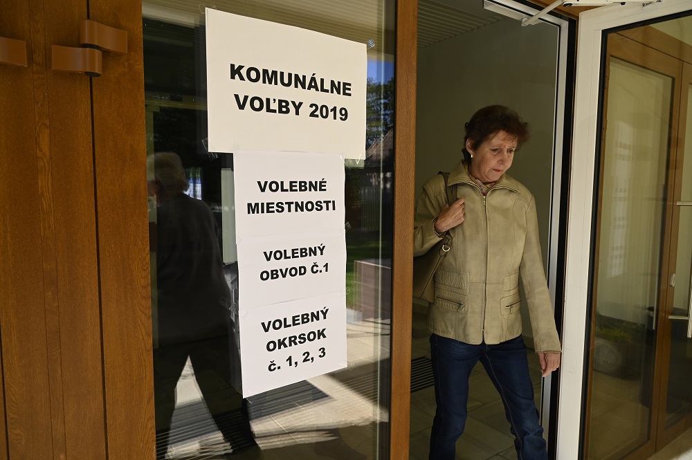 Na snímke volička odchádza z volebnej miestnosti po volebnom akte počas doplňujúcich volieb primátora 21. septembra 2019 v Nemšovej.