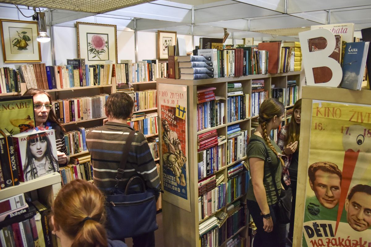 Na snímke návštevníci antikvariátu počas otvorenia 25. medzinárodného knižného veľtrhu Bibliotéka 9. novembra 2017 v Bratislave