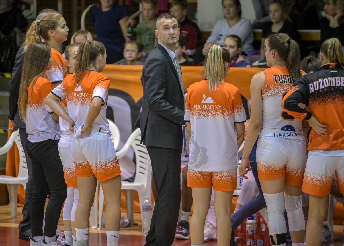 Na snímke uprostred tréner Ružomberka Juraj Suja počas zápasu D-skupiny Európskeho pohára FIBA žien v basketbale MBK Ružomberok - Jenisej Krasnojarsk