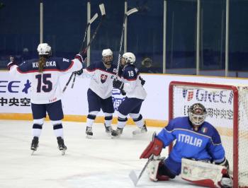 Slovenská hokejistka Miriam Mikesková (druhá sprava) sa teší so spoluhráčkami