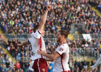 Hráč Turína Andrea Belotti (vľavo) oslavuje druhý gól z penalty vo futbalovom zápase talianskej ligy Serie A Brescia - FC Turín v Brescii 