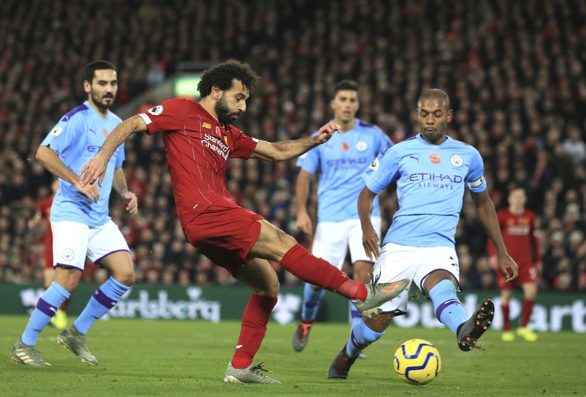 Mohamed Salah (Liverpool) sa pokúša o strelu v zápase s Manchestrom City