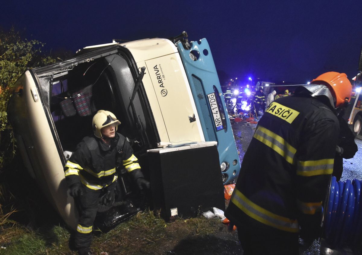 Na snímke hasiči vyťahujú vrak havarovaného autobusu na mieste dopravnej nehody pri Nitre