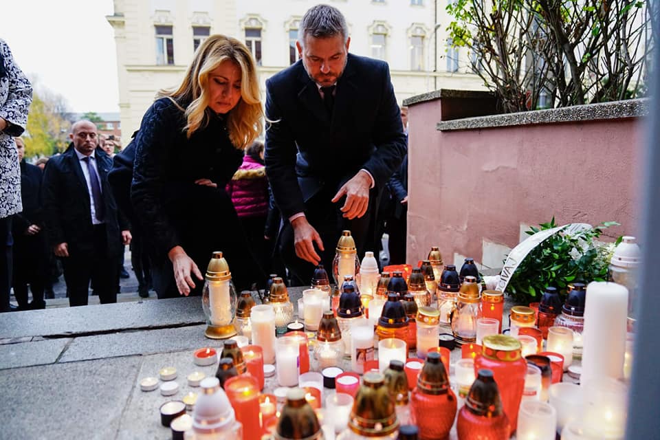 Zuzana Čaputová a Peter Pellegrini vzdávajú úctu obetiam nehody