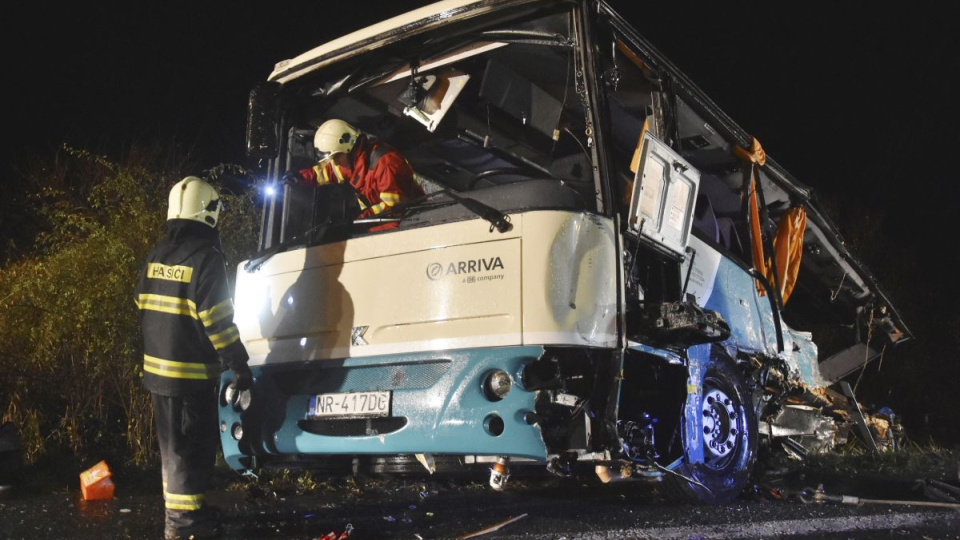 Na snímke hasiči vyťahujú vrak havarovaného autobusu na mieste dopravnej nehody, ktorá sa stala 13. novembra 2019 na zlatomoravskej ceste I/65 neďaleko Malanty pri Nitre.