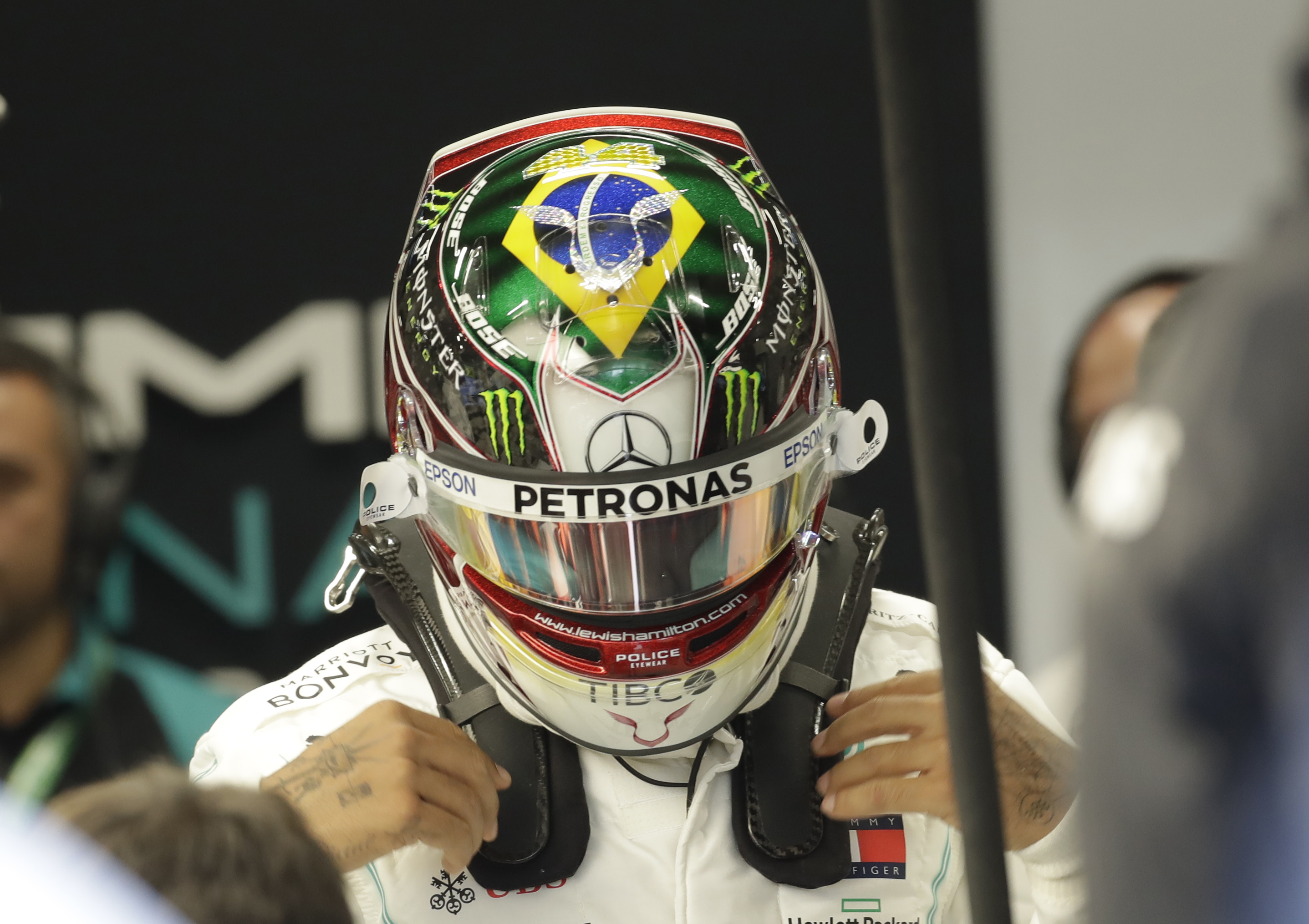 Na snímke Lewis Hamilton v špeciálnej prilbe.