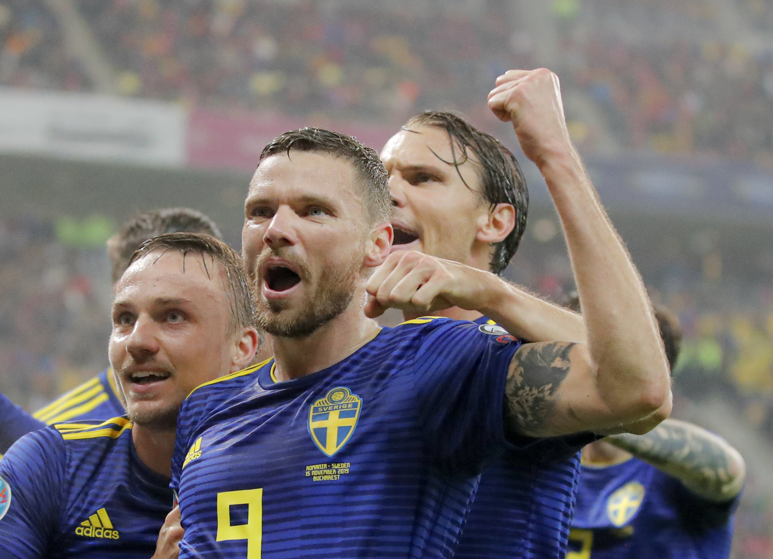 Švédsky futbalista Marcus Berg (uprostred) sa teší po strelení gólu v kvalifikačnom zápase F-skupiny EURO 2020 Rumunsko - Švédsko v Bukurešti  15. novembra 2019.